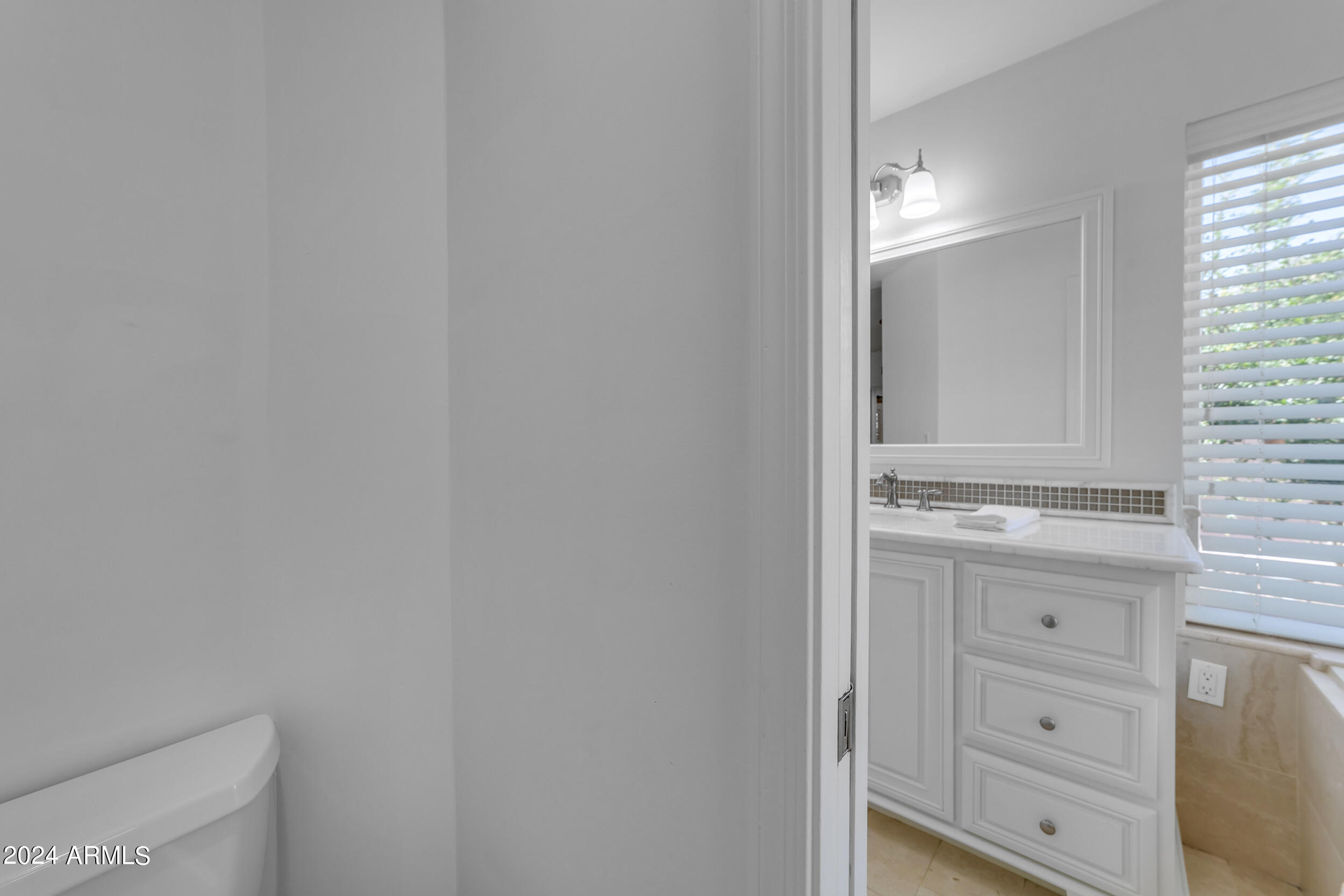 2118 E ENROSE Circle