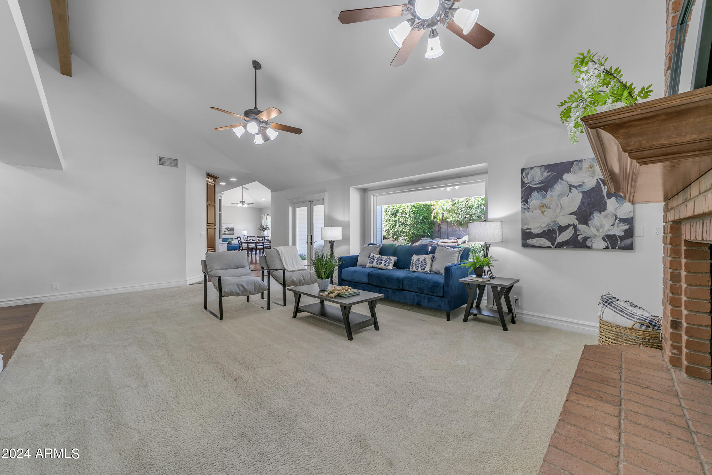 2118 E ENROSE Circle