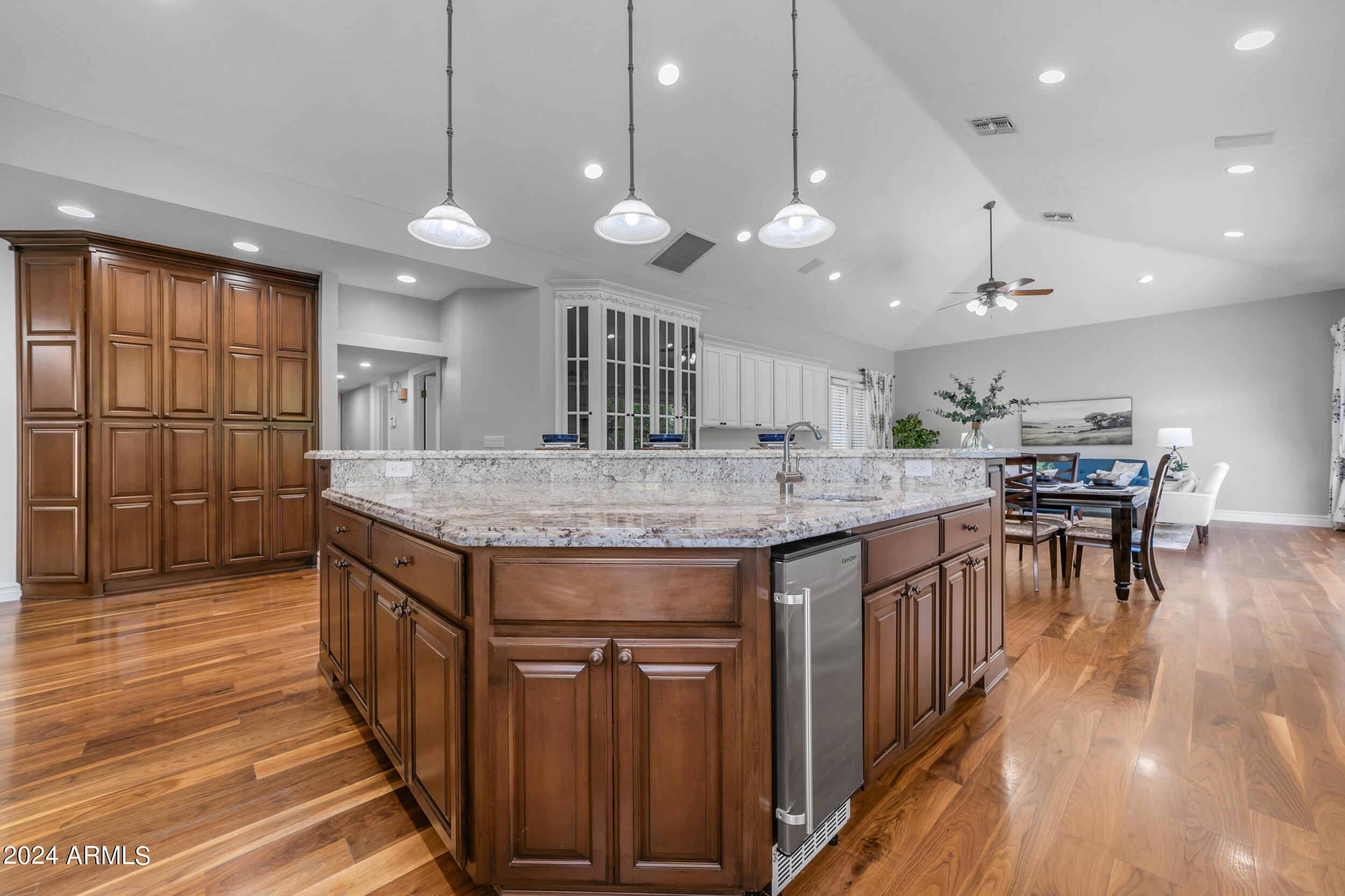 2118 E ENROSE Circle