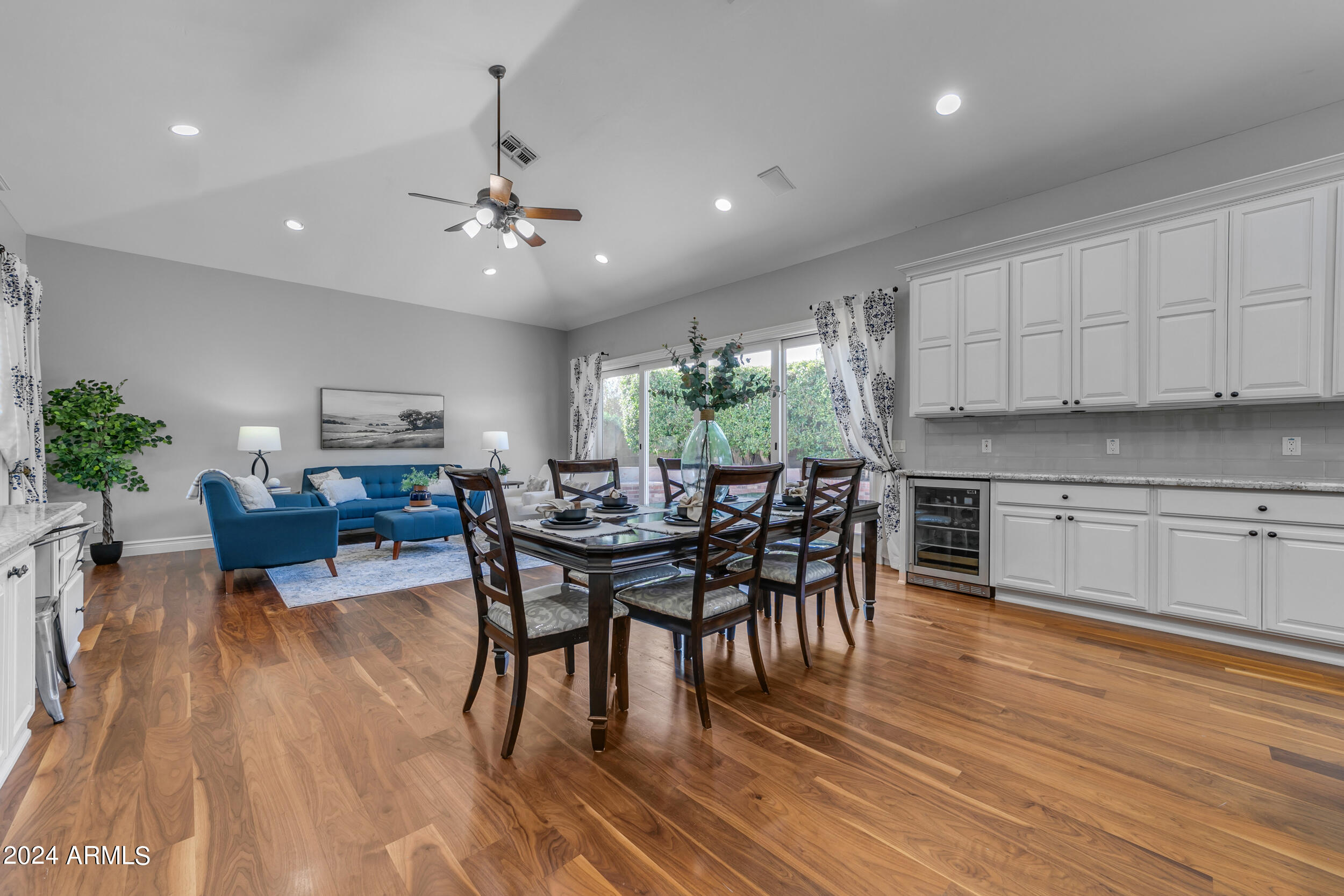 2118 E ENROSE Circle