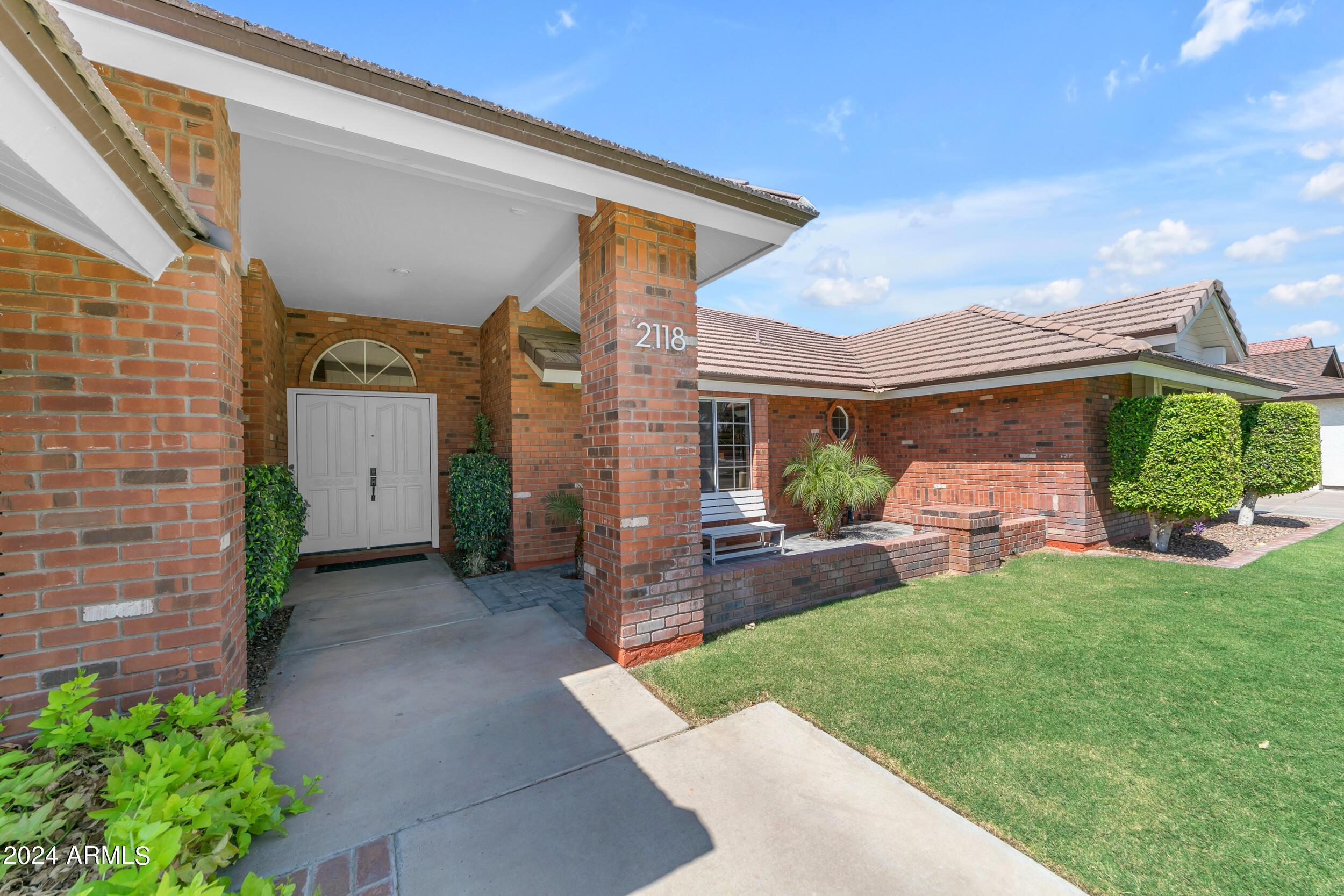 2118 E ENROSE Circle