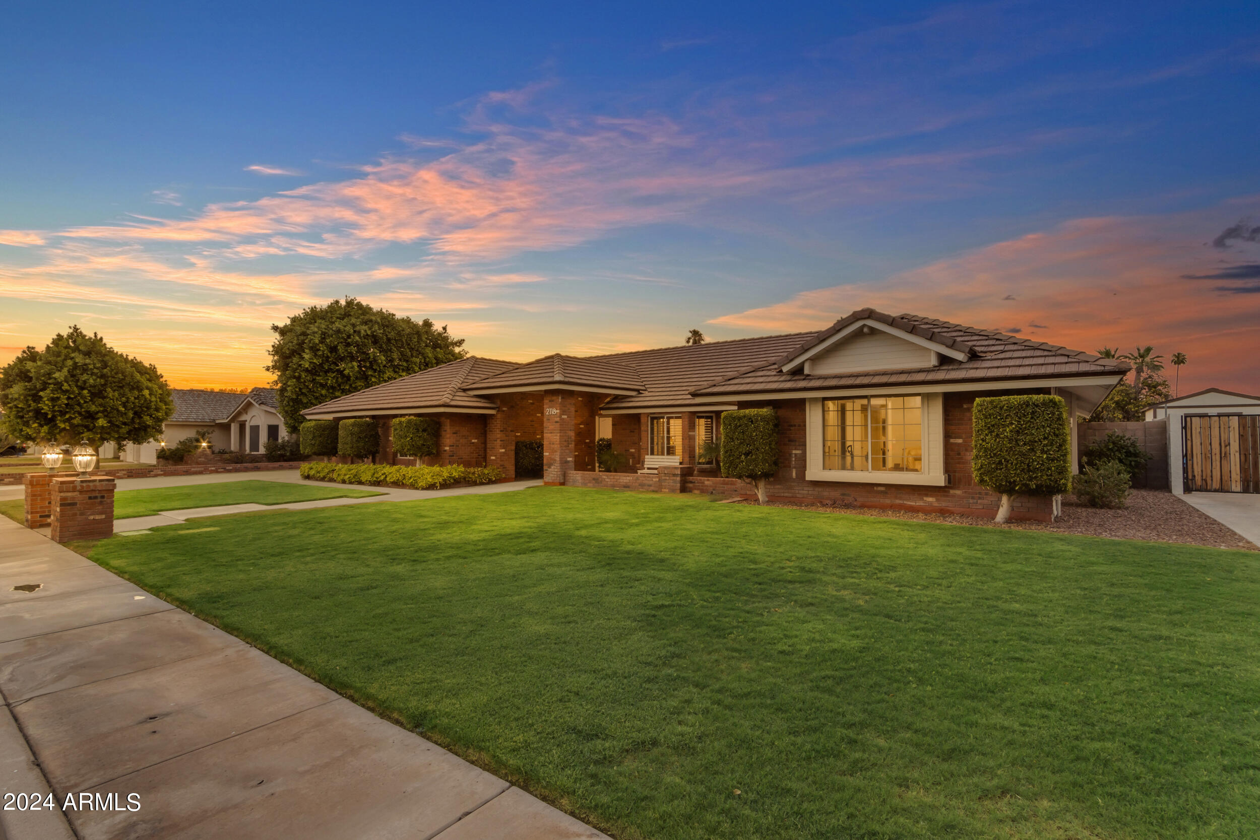 2118 E ENROSE Circle