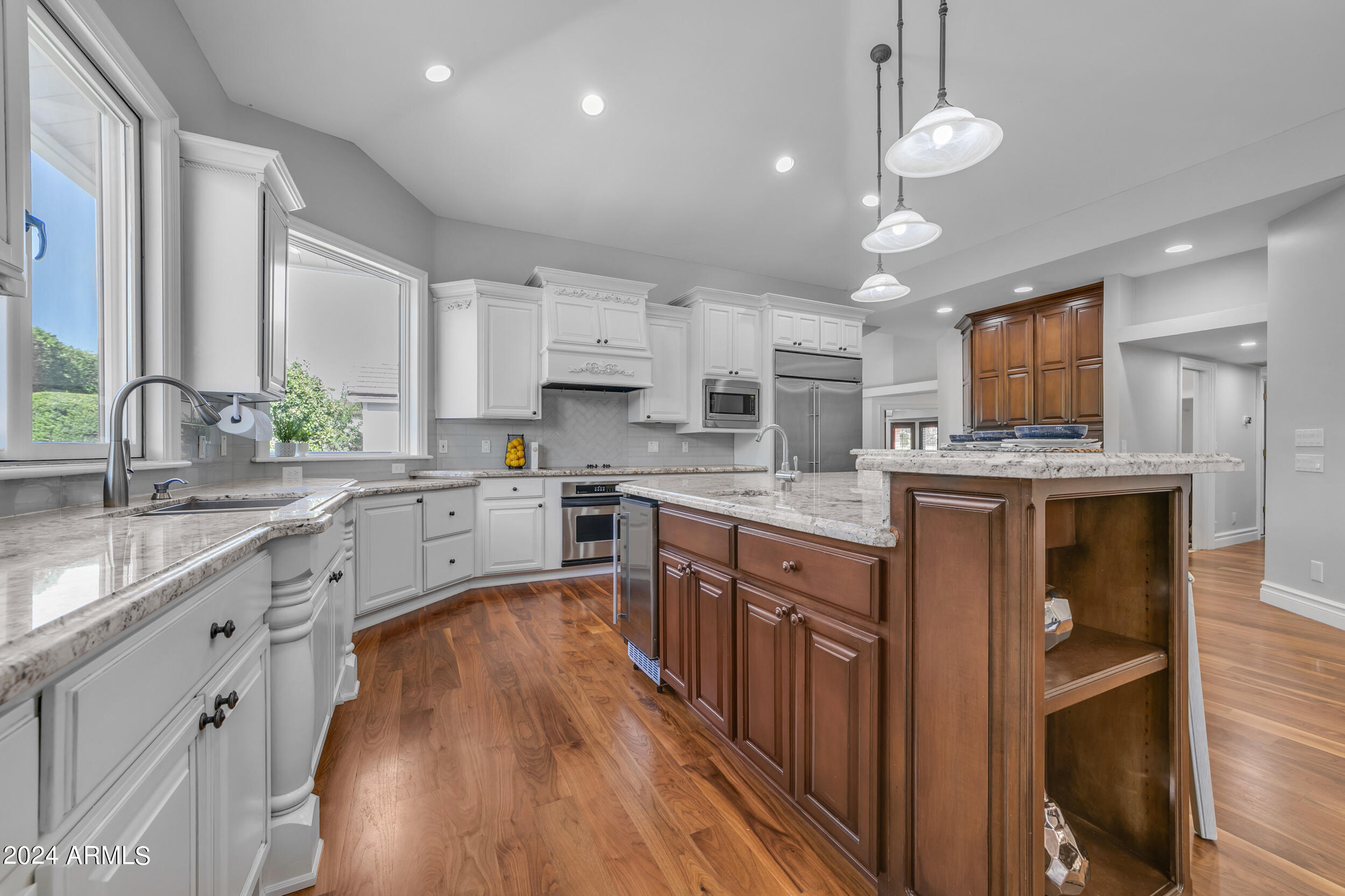 2118 E ENROSE Circle