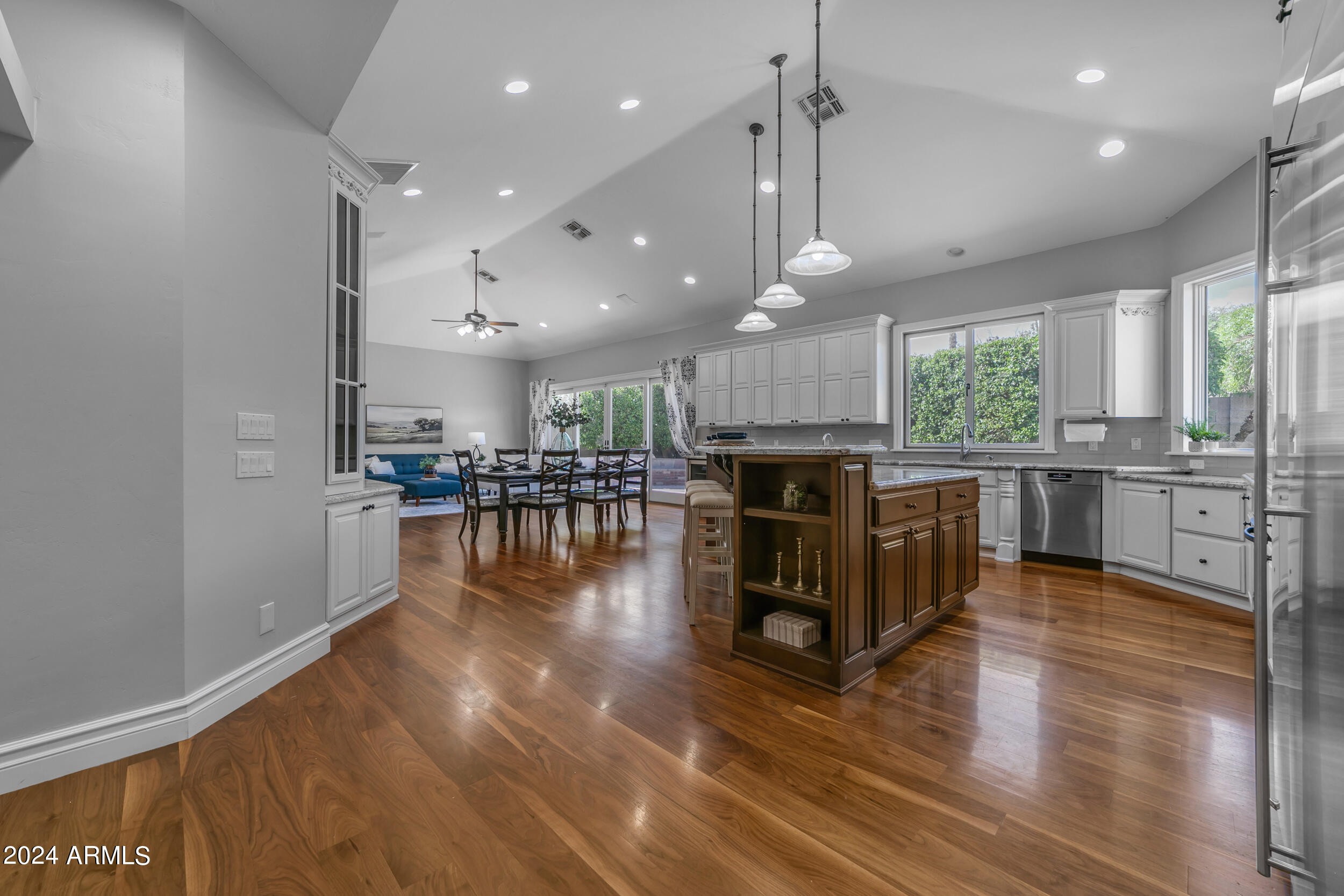 2118 E ENROSE Circle