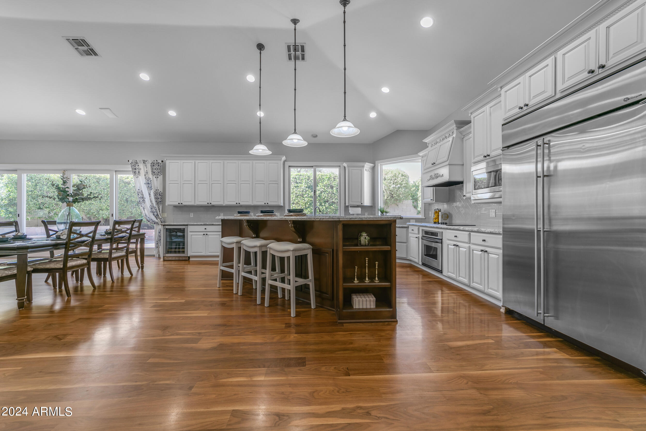 2118 E ENROSE Circle