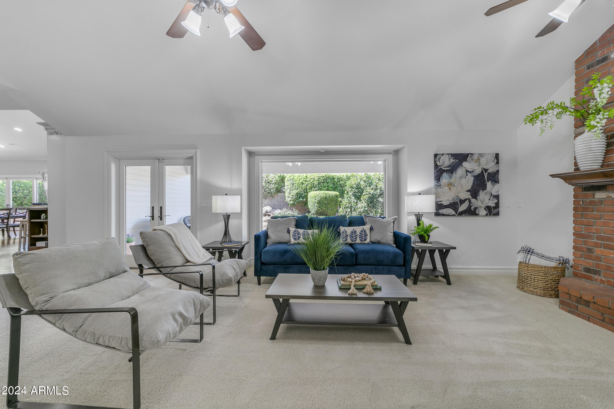 2118 E ENROSE Circle