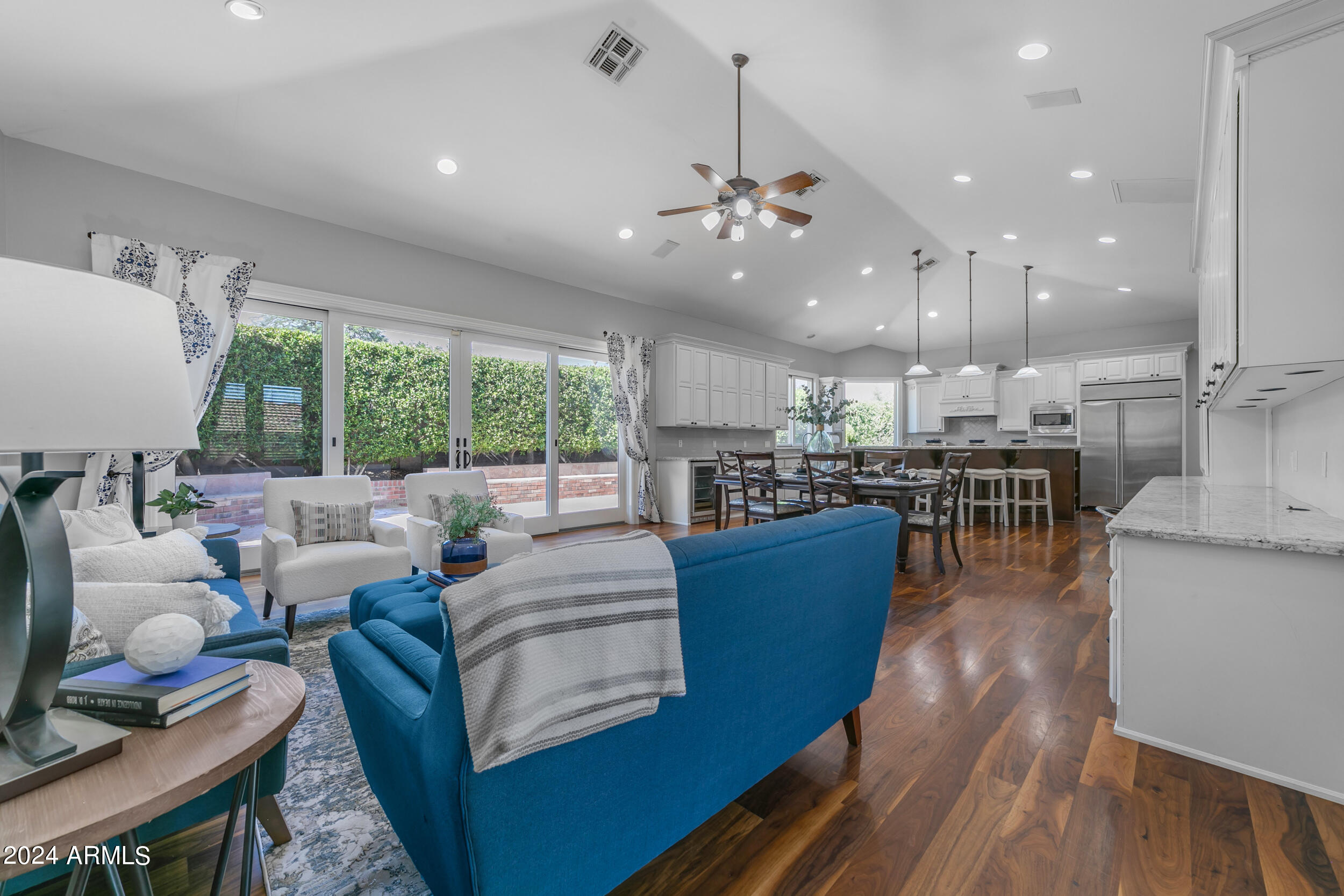 2118 E ENROSE Circle