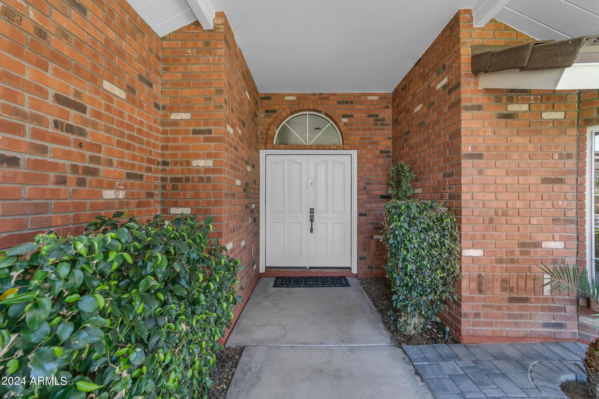 2118 E ENROSE Circle