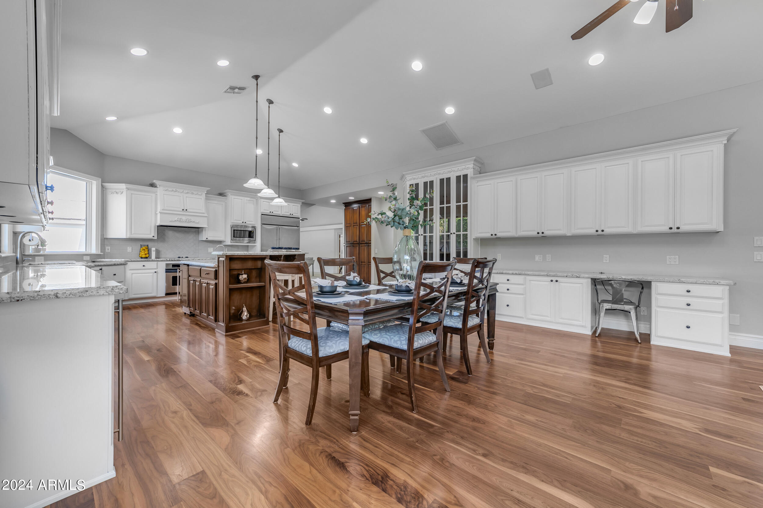 2118 E ENROSE Circle