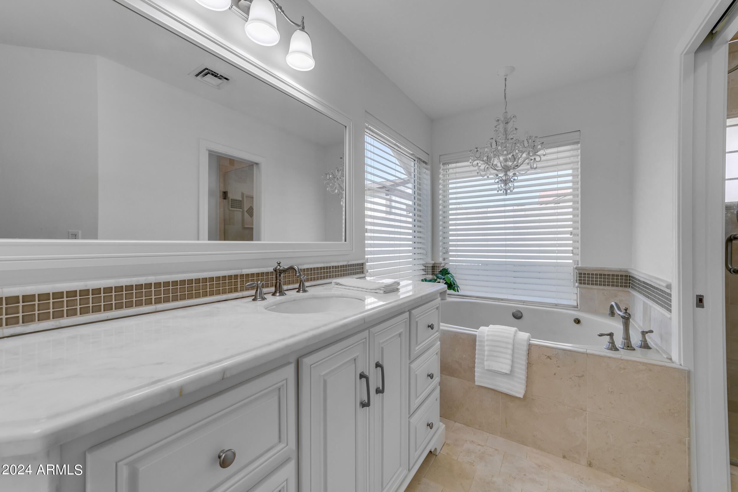 2118 E ENROSE Circle