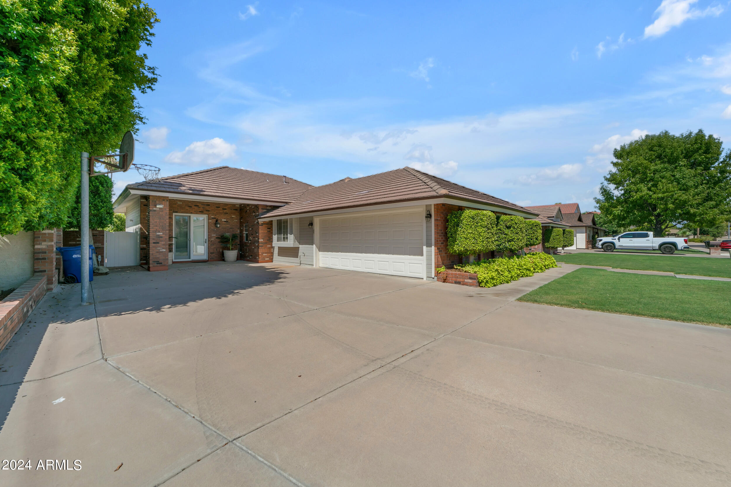 2118 E ENROSE Circle