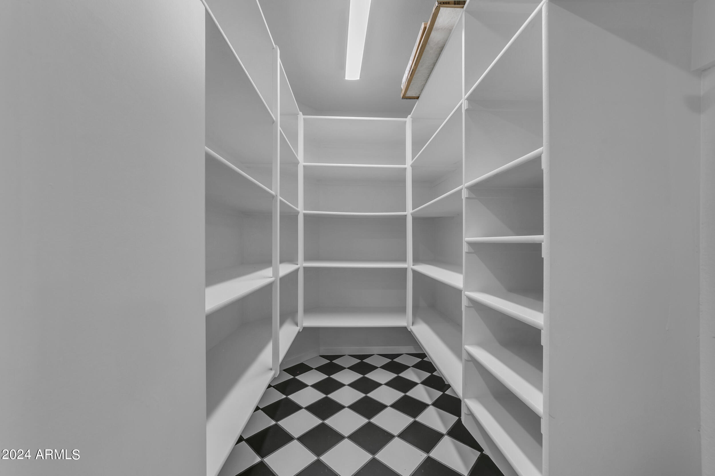 2118 E ENROSE Circle