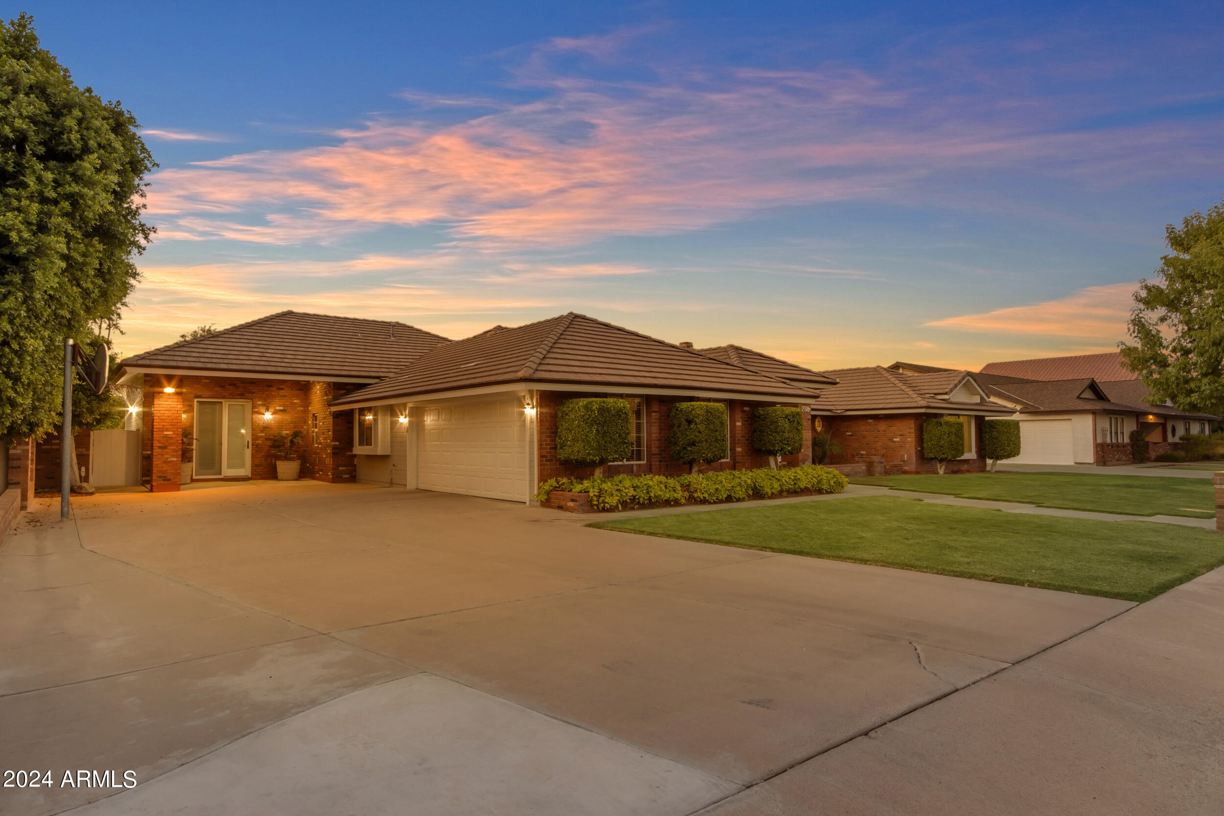 2118 E ENROSE Circle