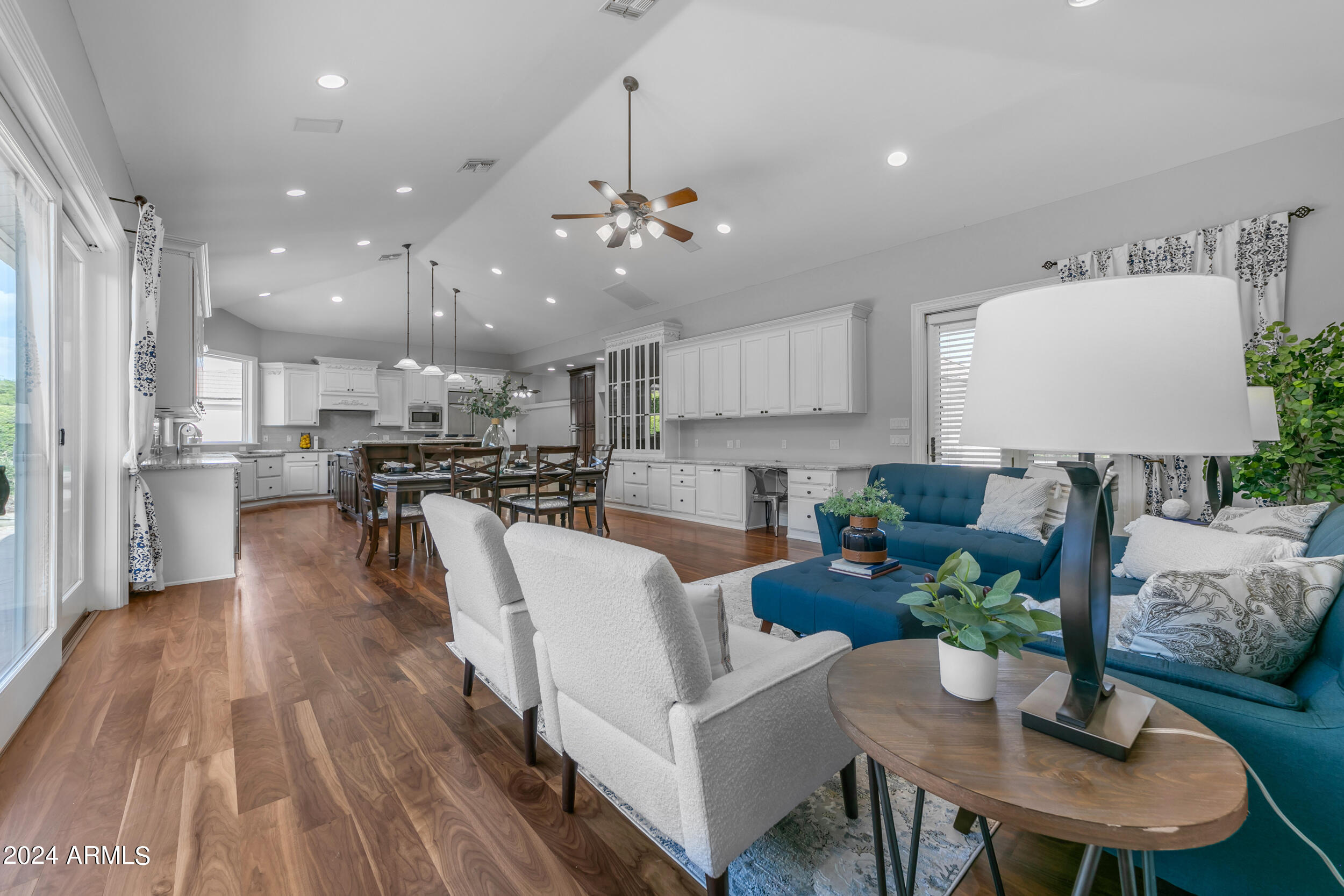 2118 E ENROSE Circle