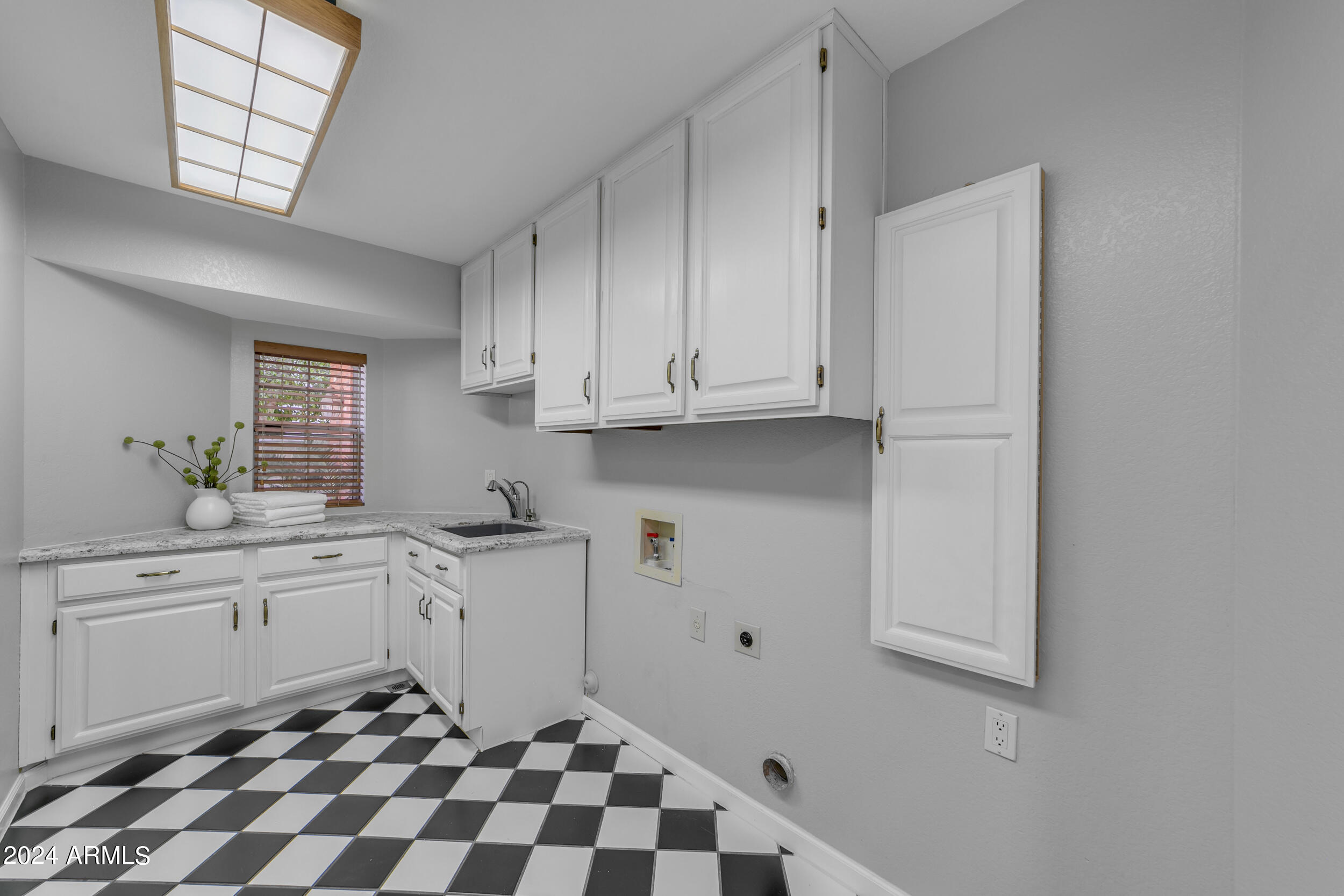 2118 E ENROSE Circle