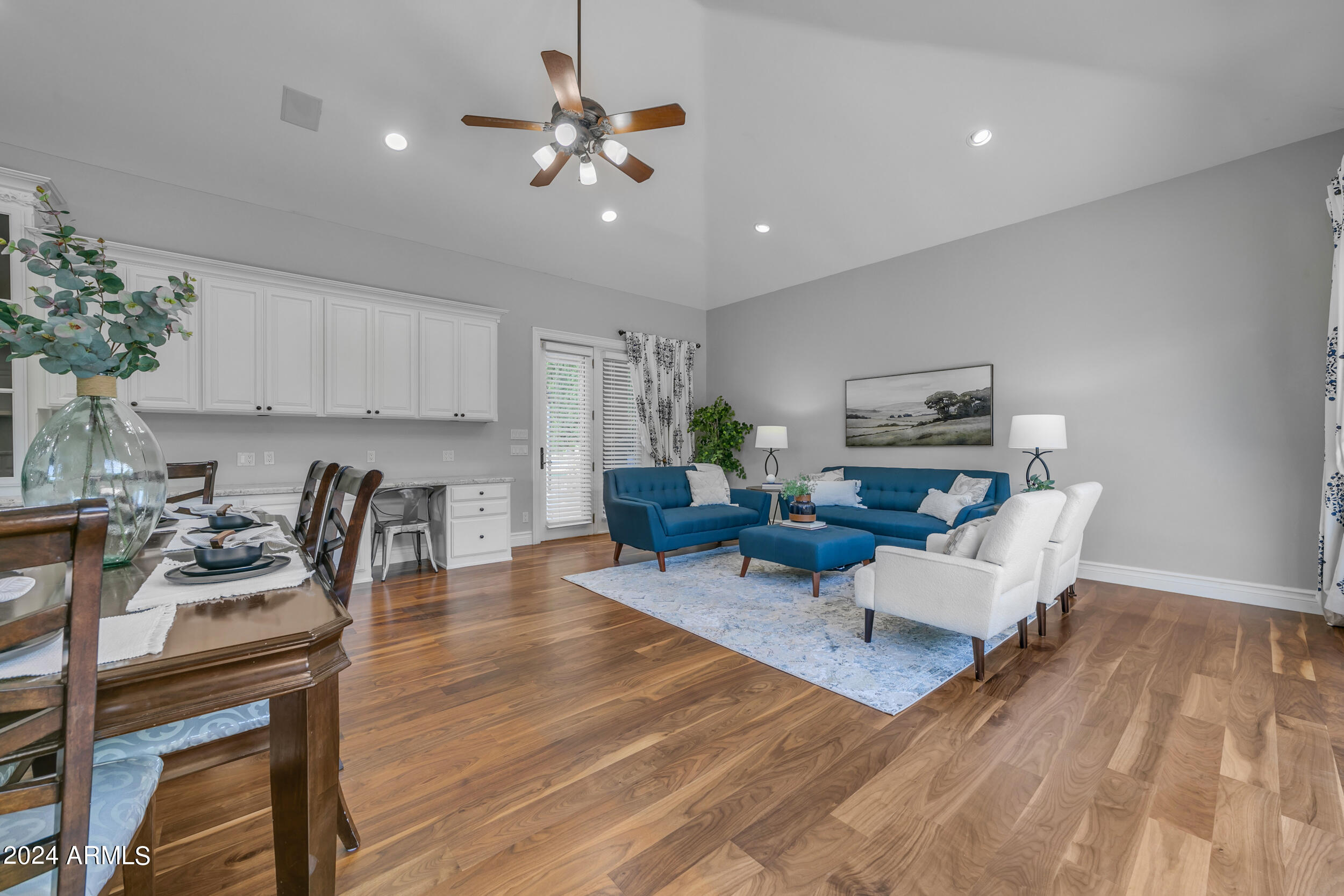 2118 E ENROSE Circle