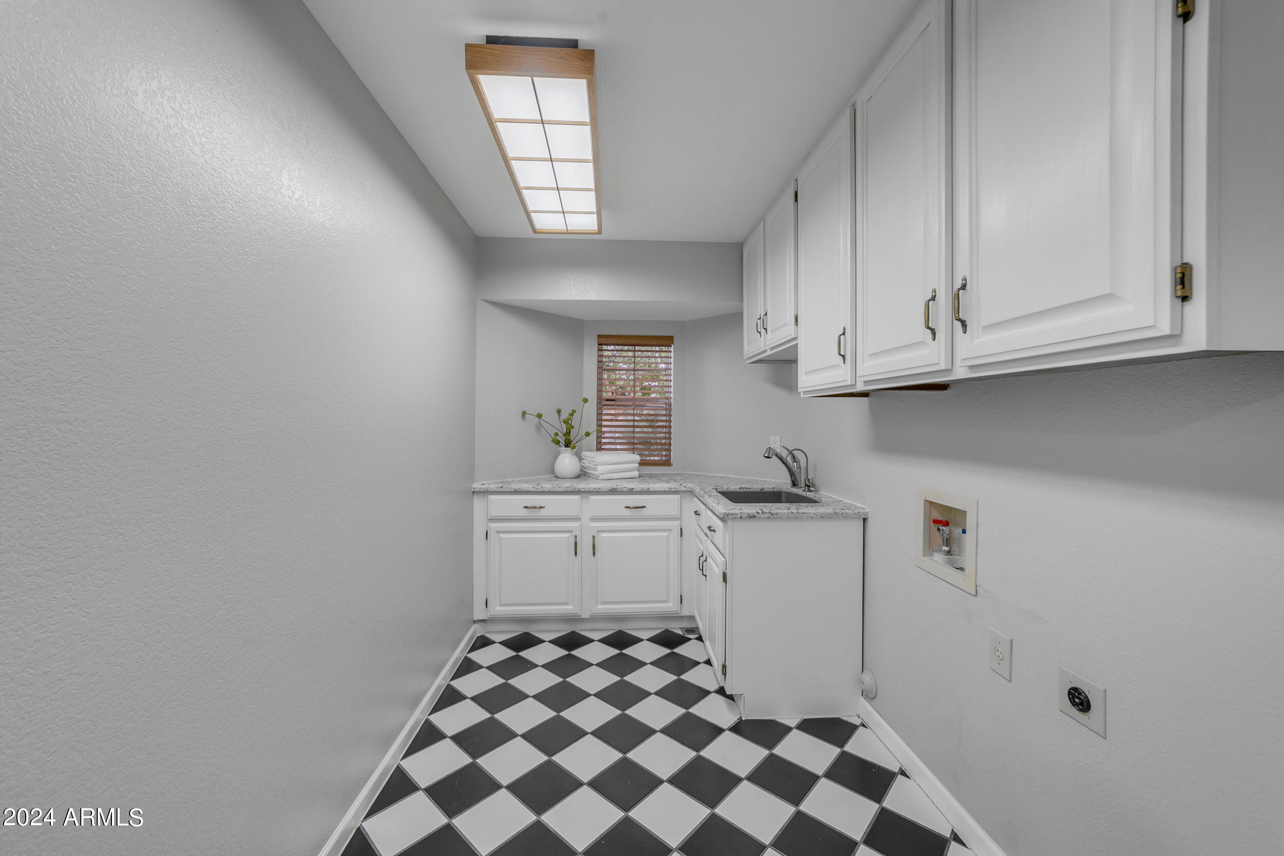 2118 E ENROSE Circle