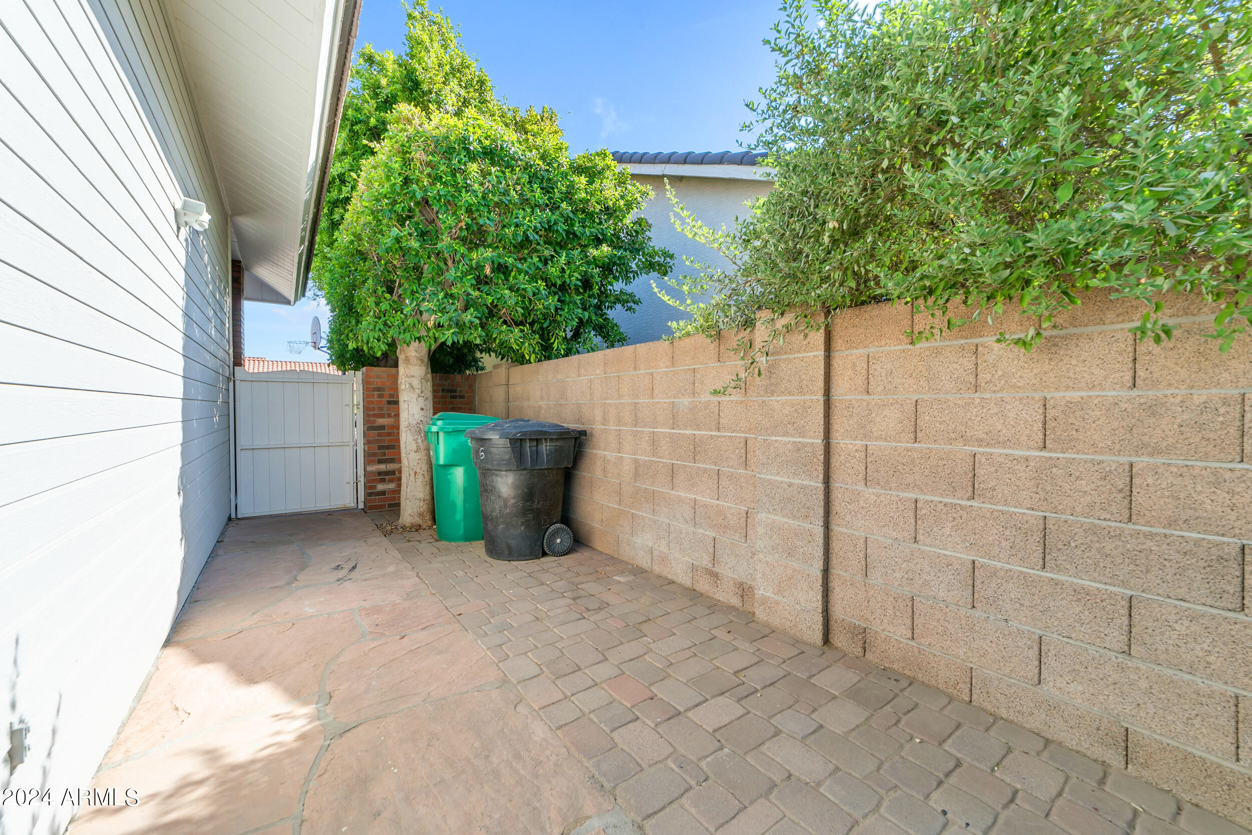 2118 E ENROSE Circle