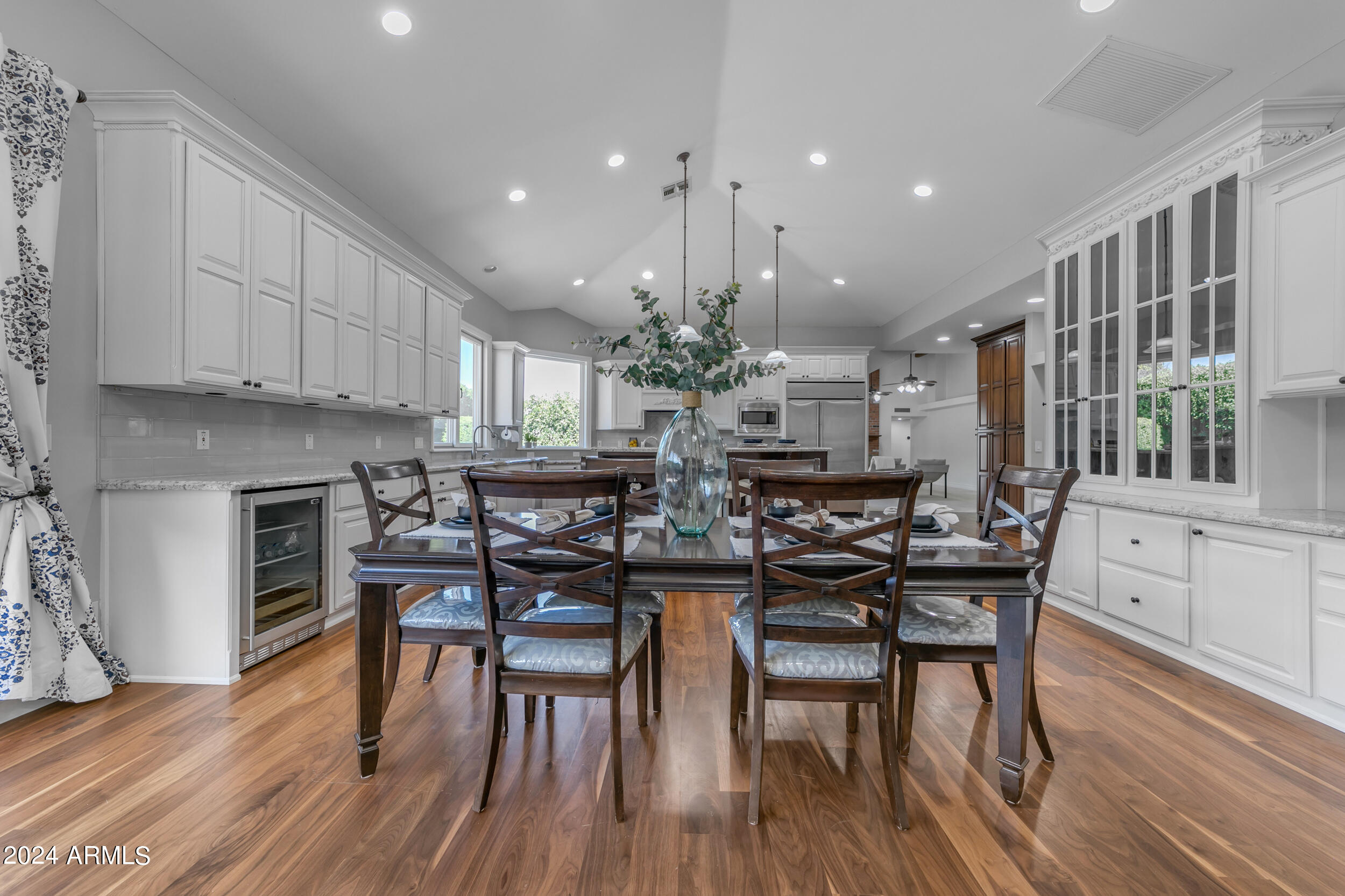 2118 E ENROSE Circle