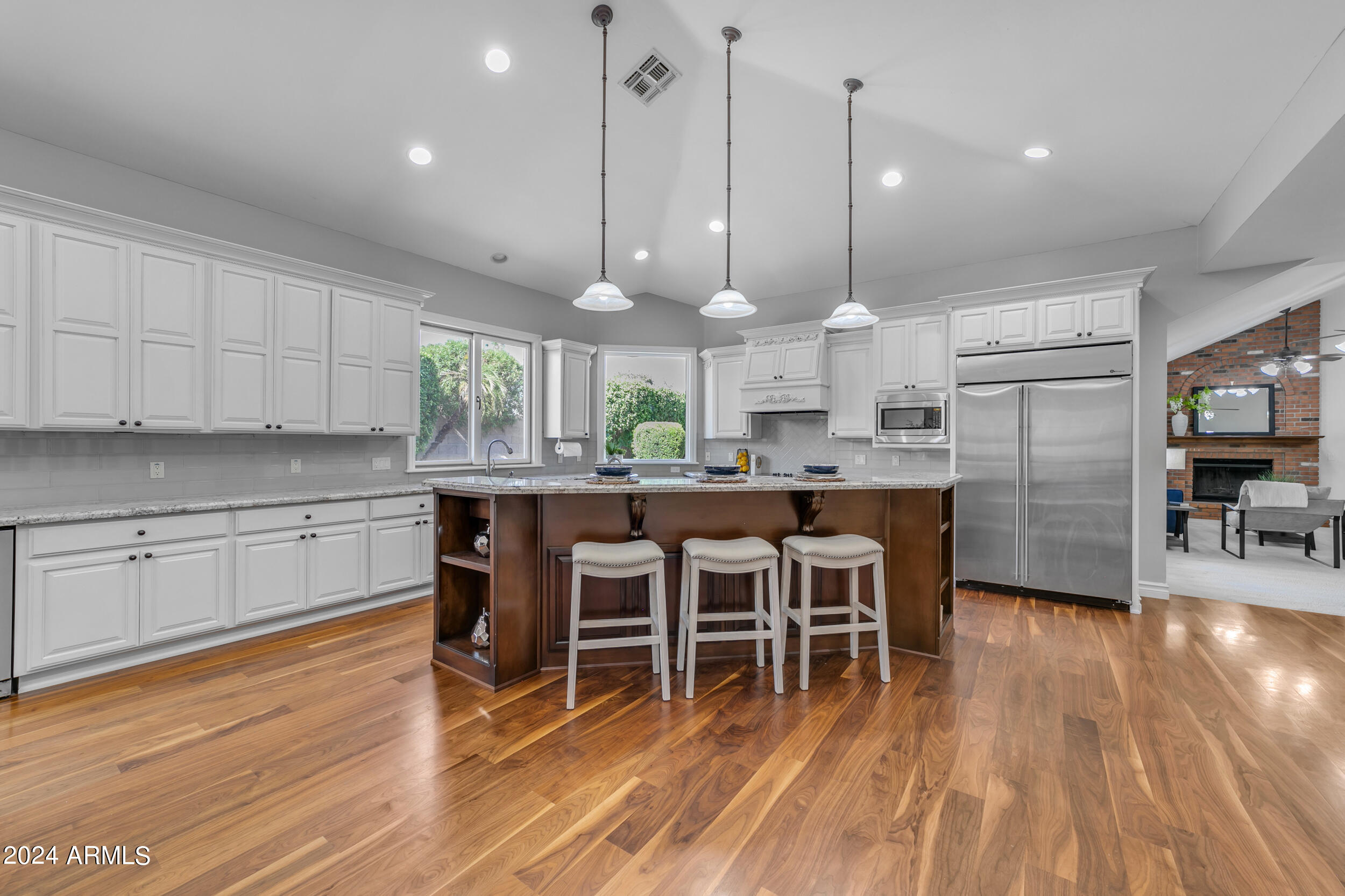 2118 E ENROSE Circle