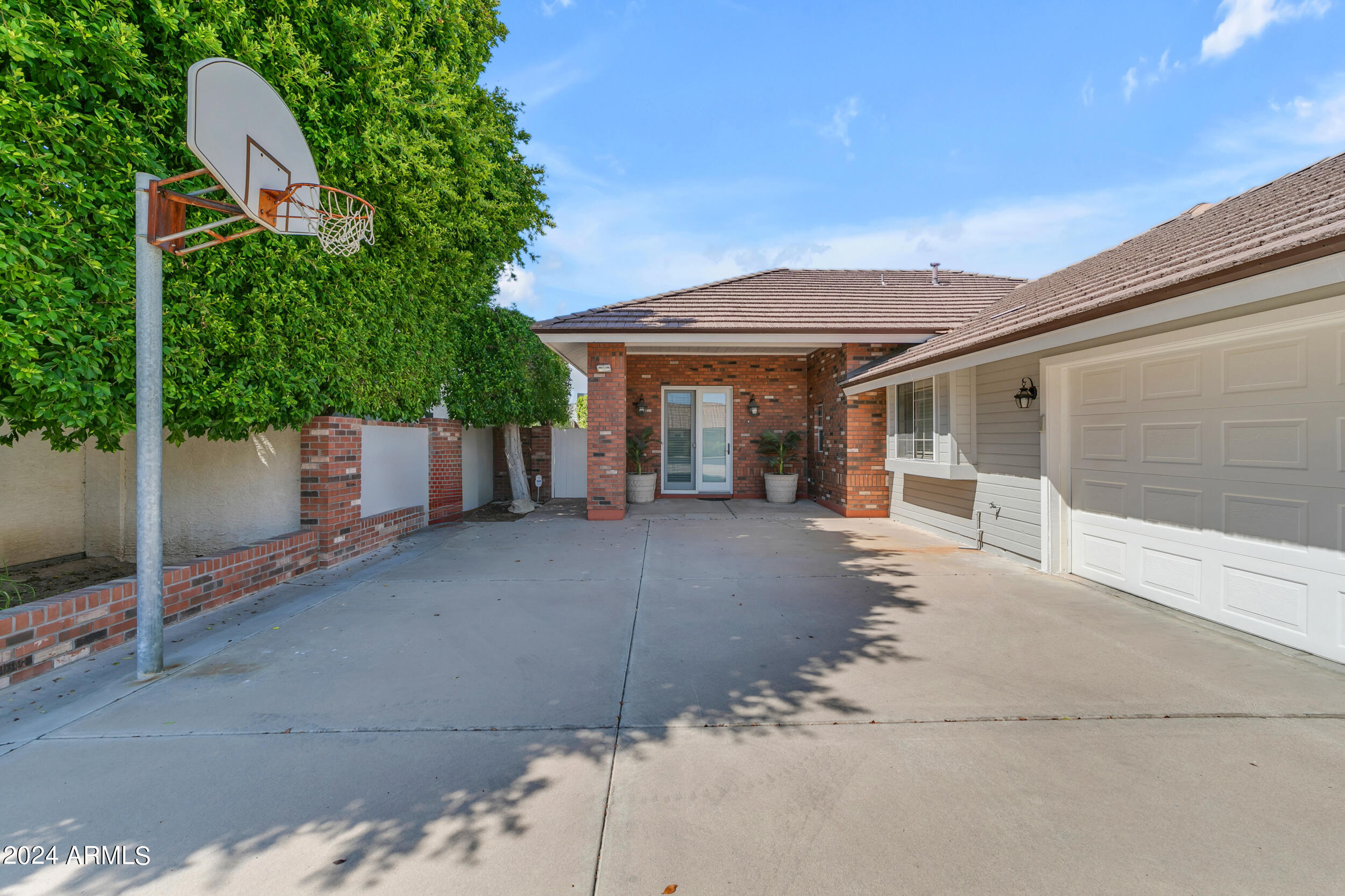 2118 E ENROSE Circle