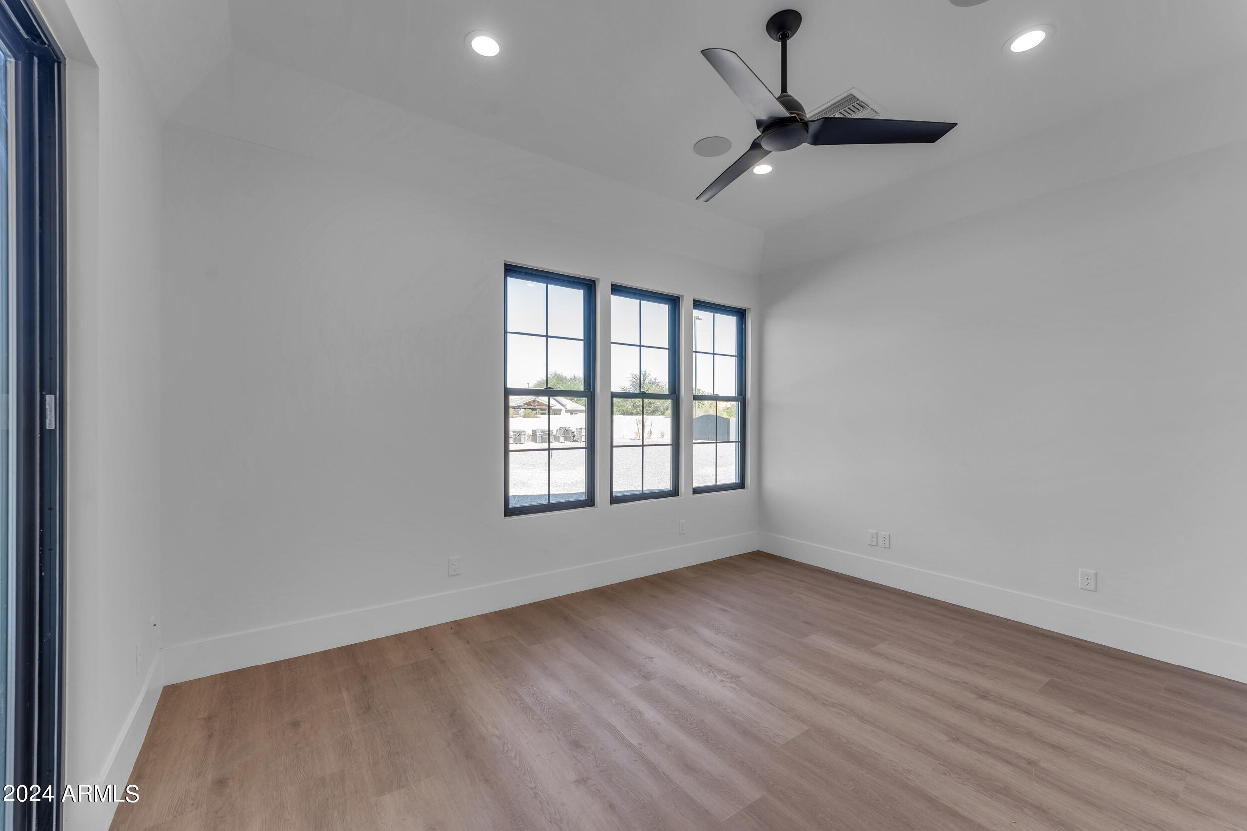 2592 E Mountain Drive