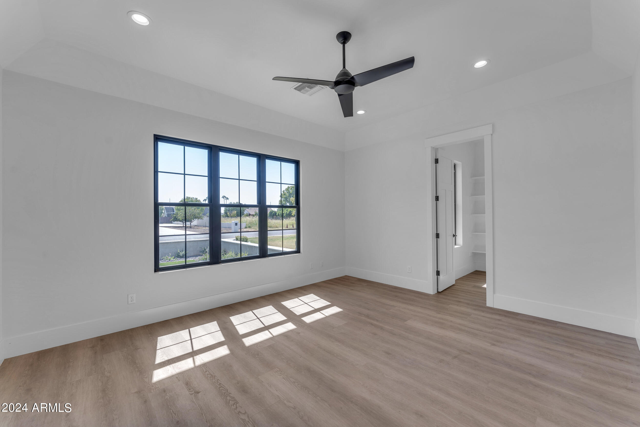 2592 E Mountain Drive