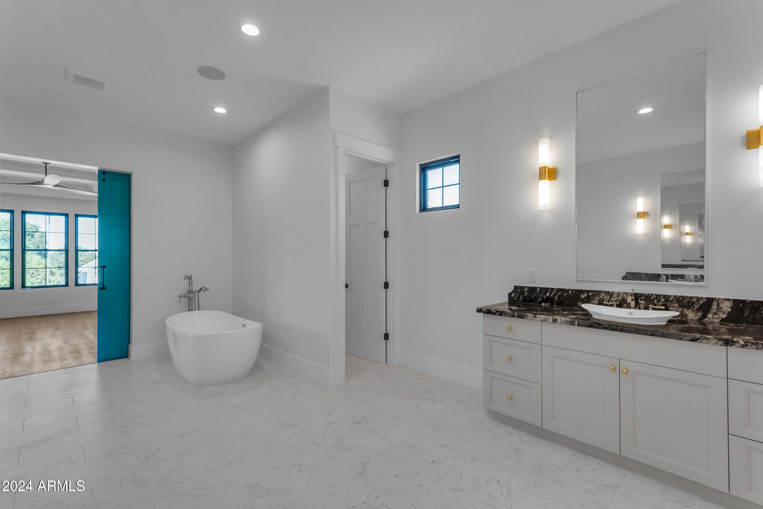 2592 E Mountain Drive