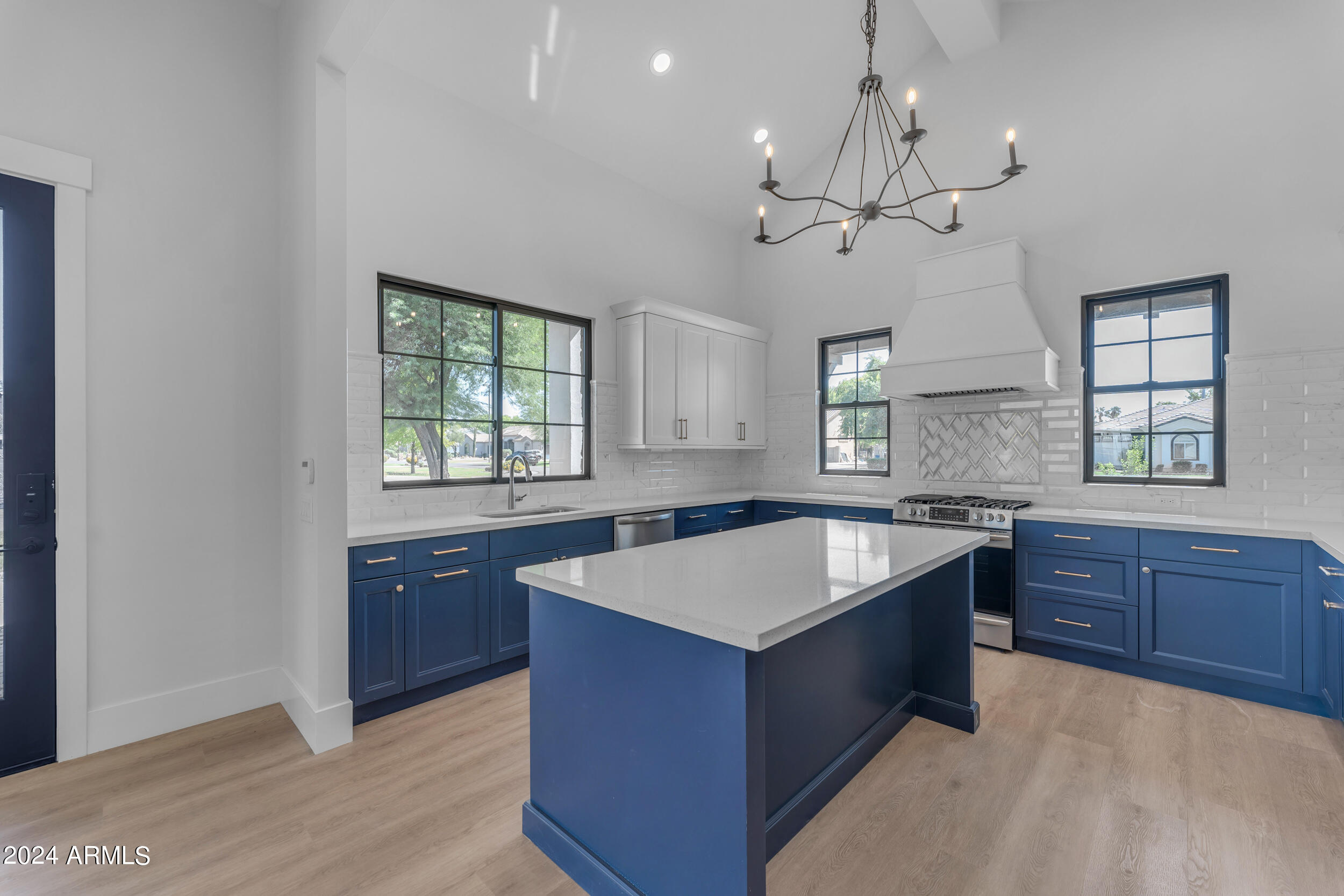 2592 E Mountain Drive