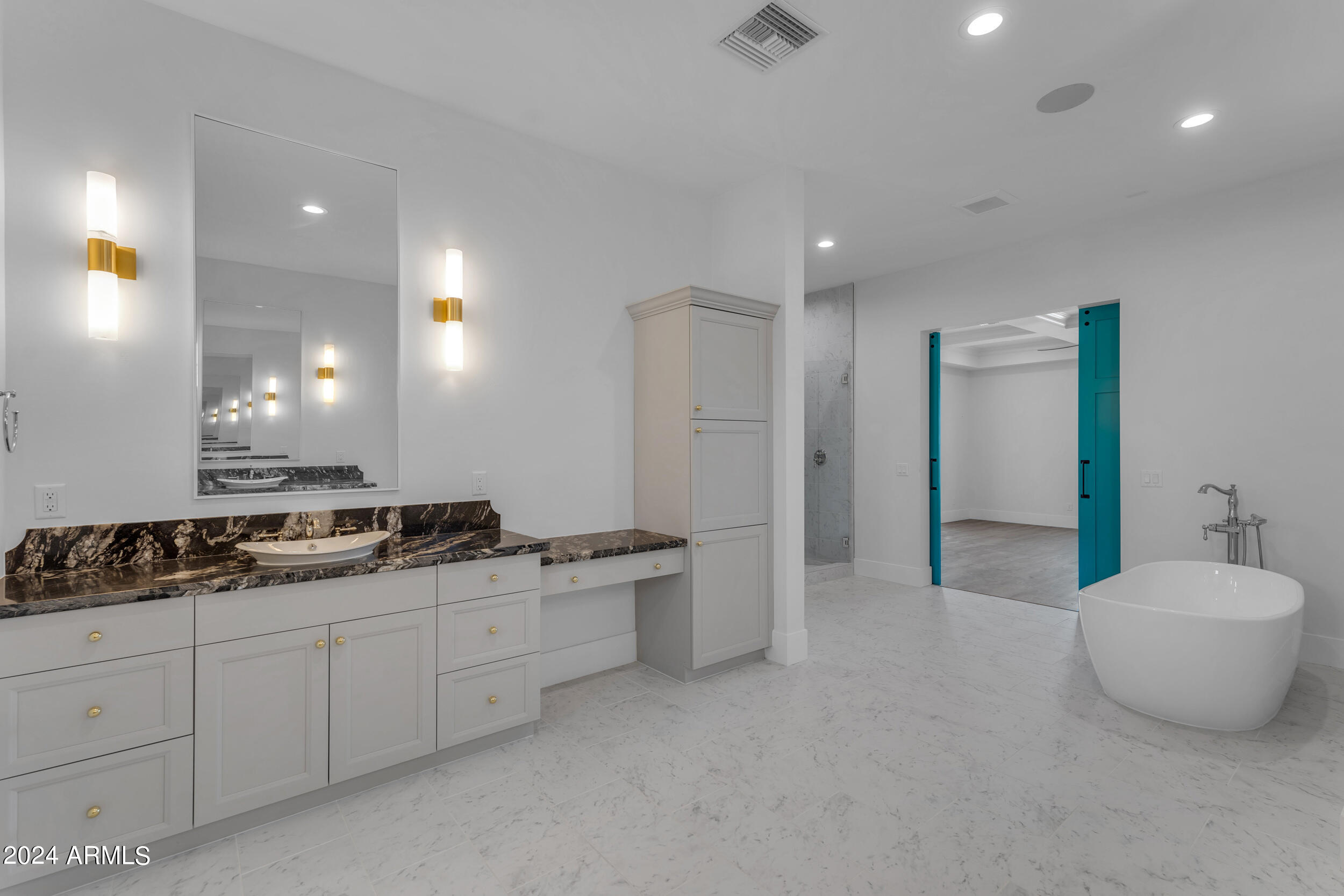 2592 E Mountain Drive