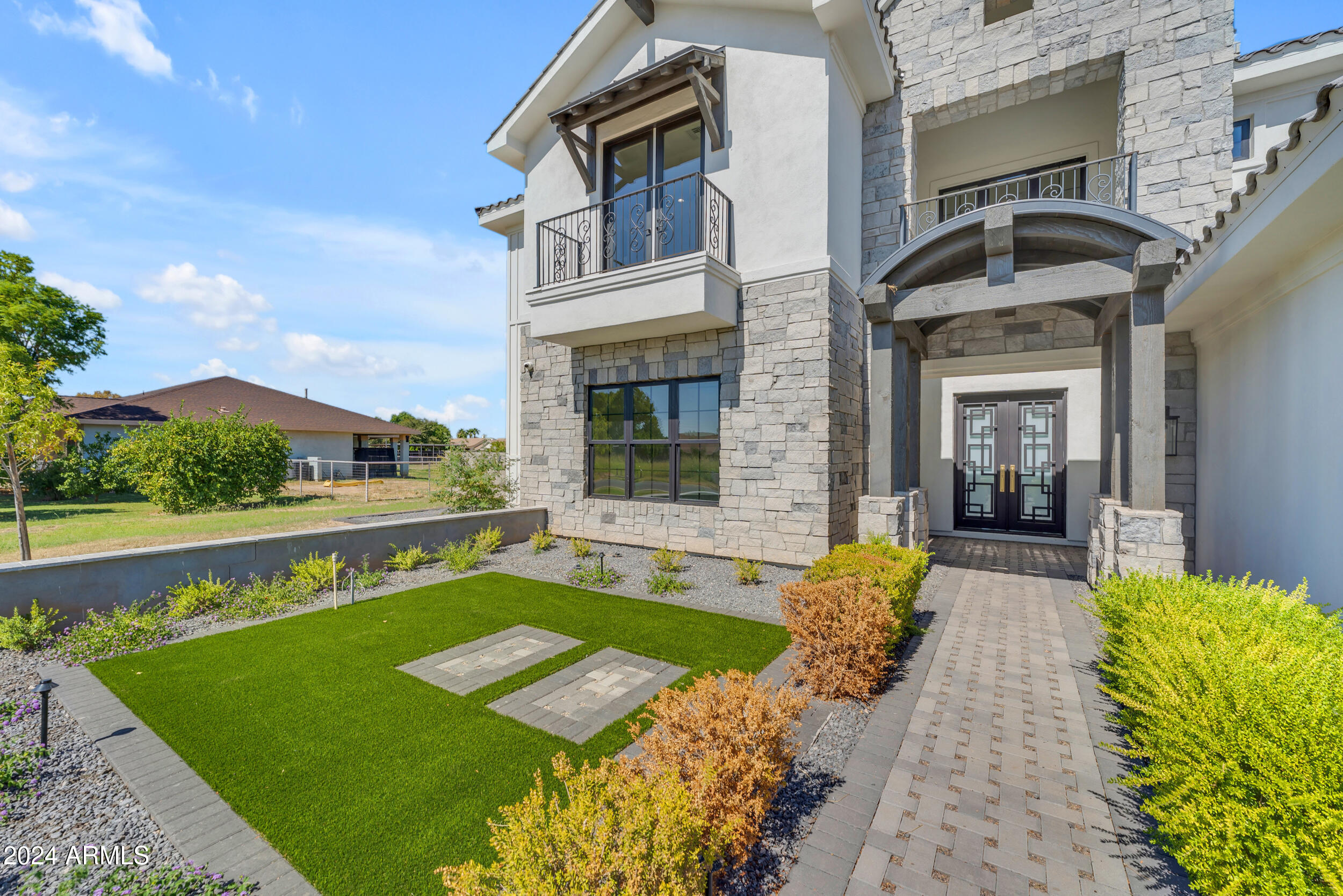 2592 E Mountain Drive