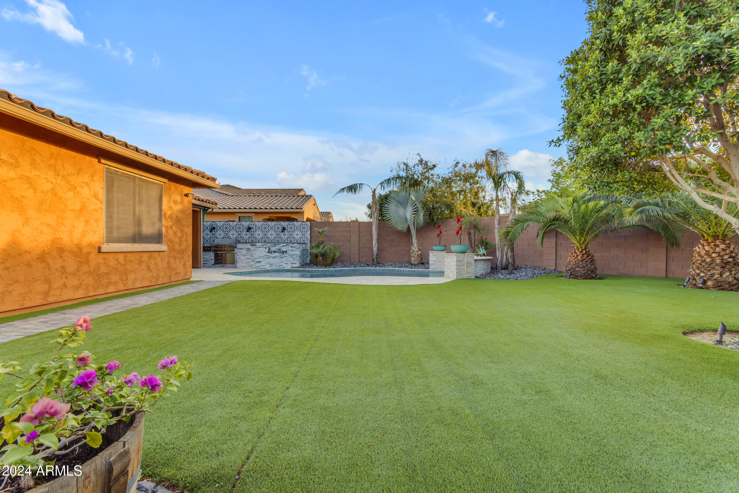 7738 S RESEDA Street