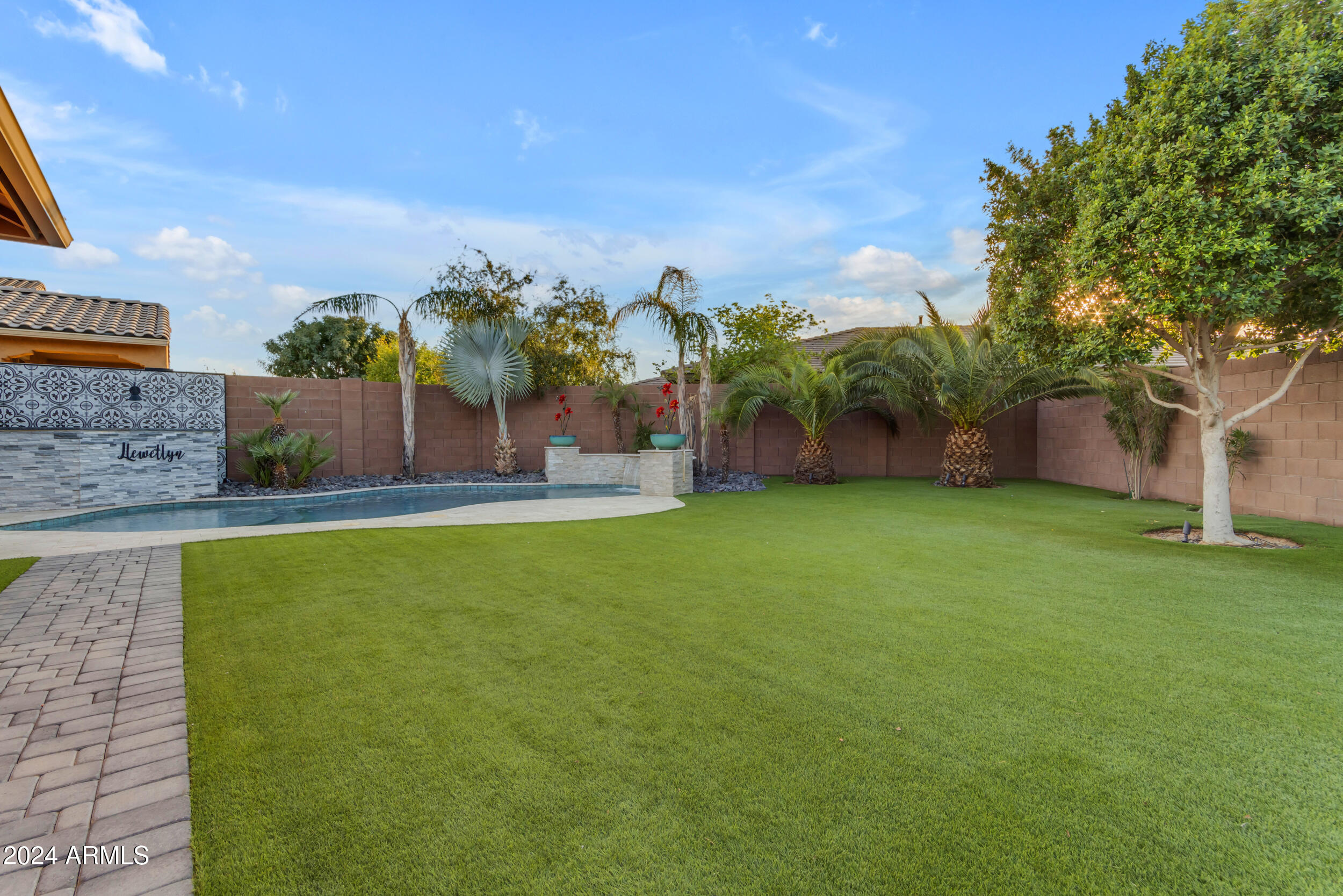 7738 S RESEDA Street