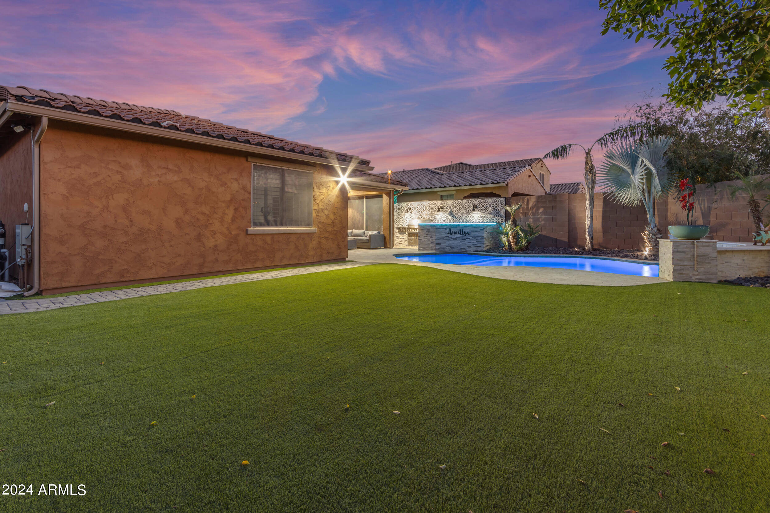 7738 S RESEDA Street