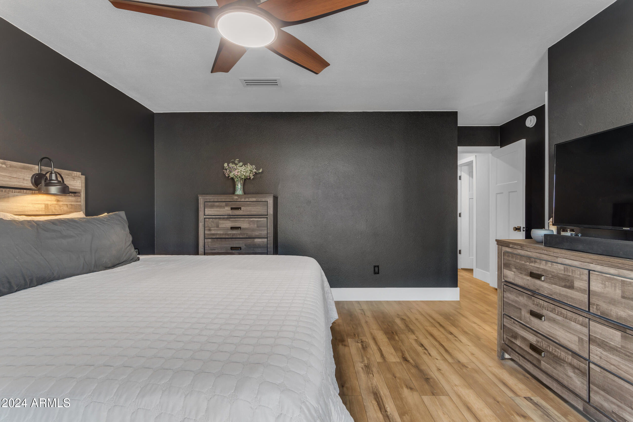 2218 E DRAGOON Avenue