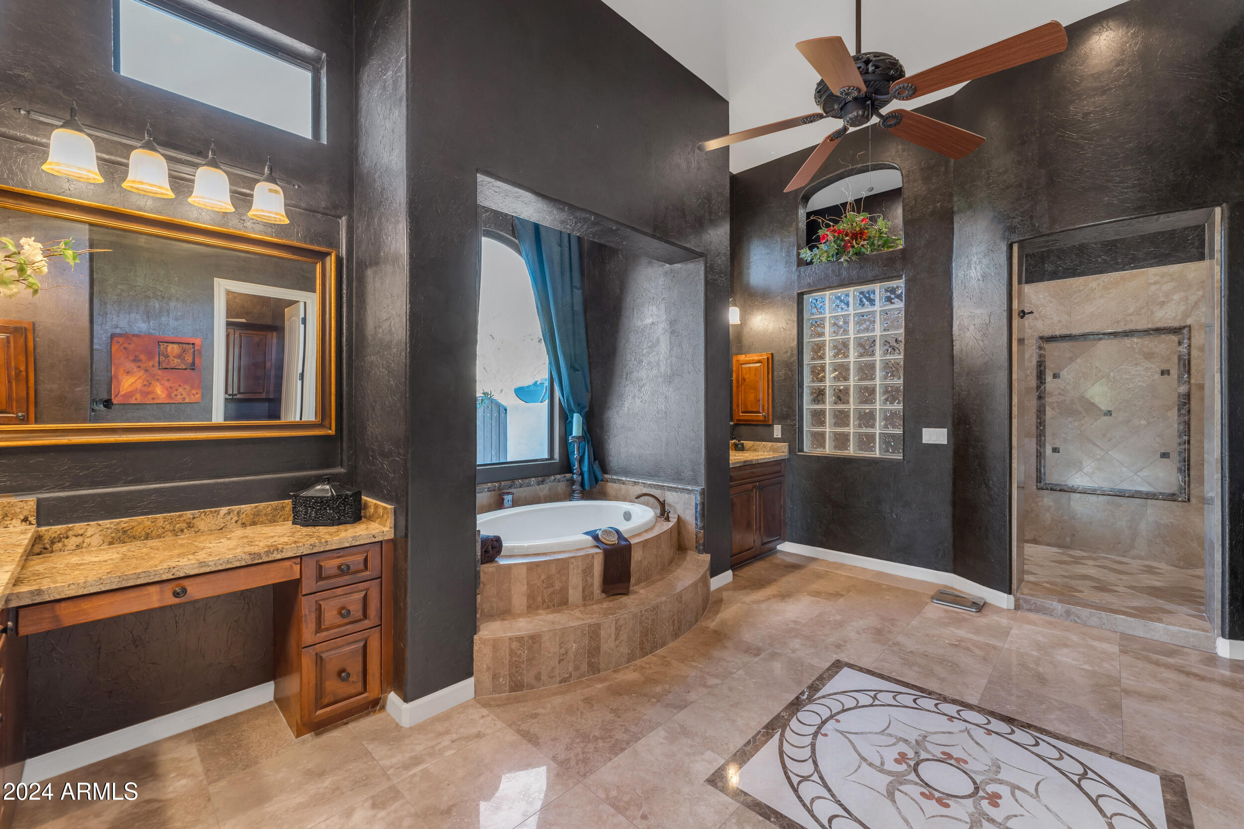 8724 E REGINA Circle