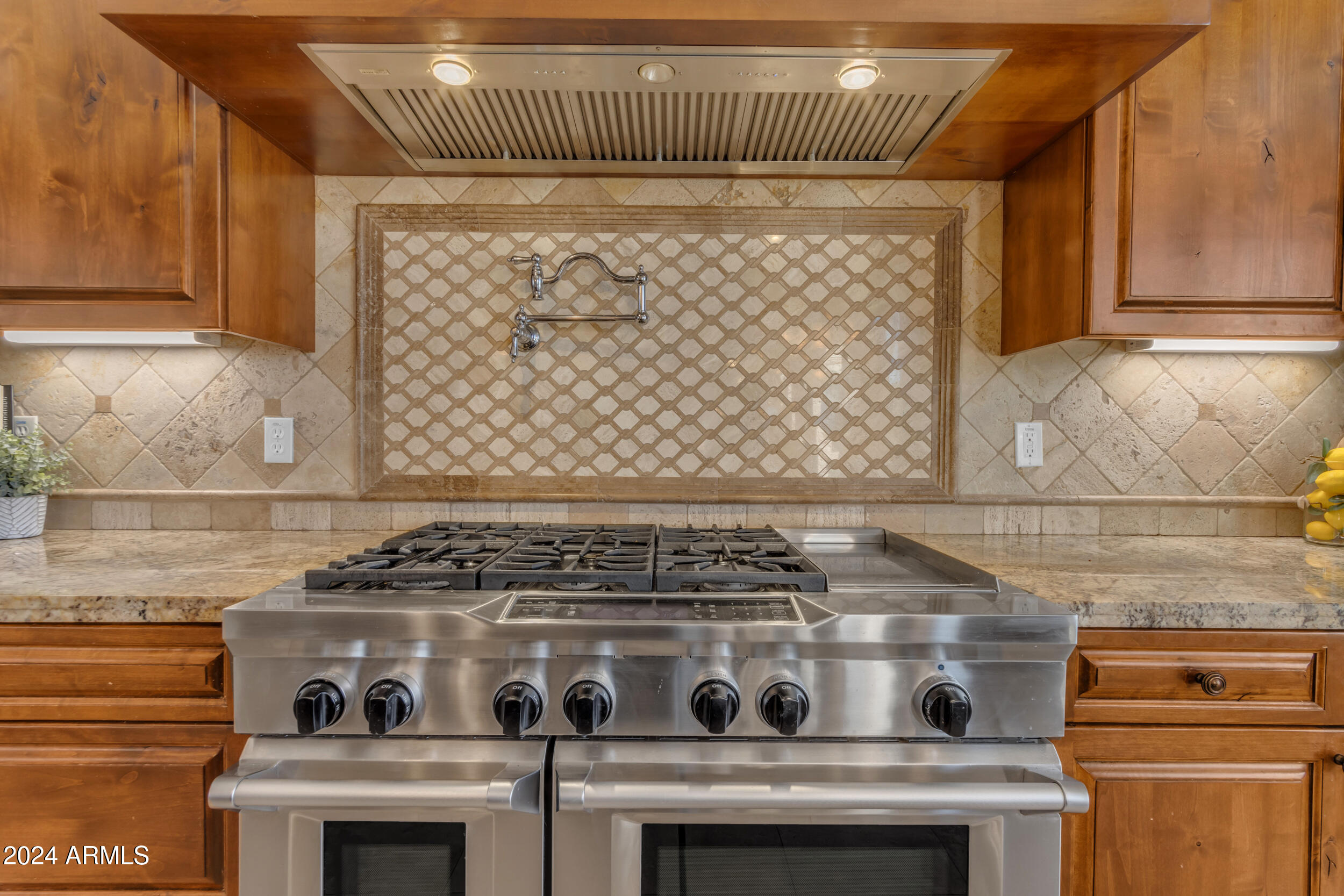 8724 E REGINA Circle