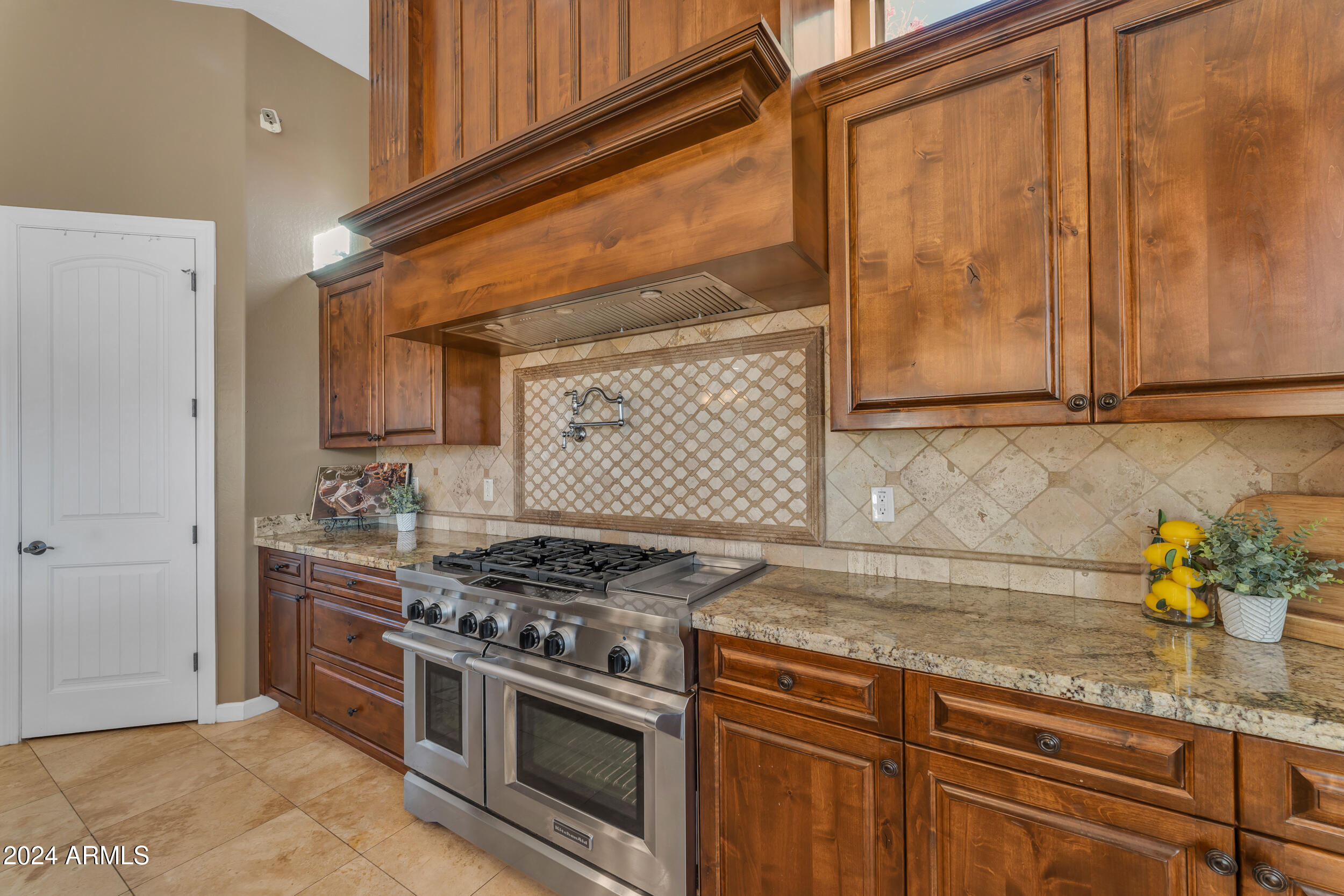 8724 E REGINA Circle