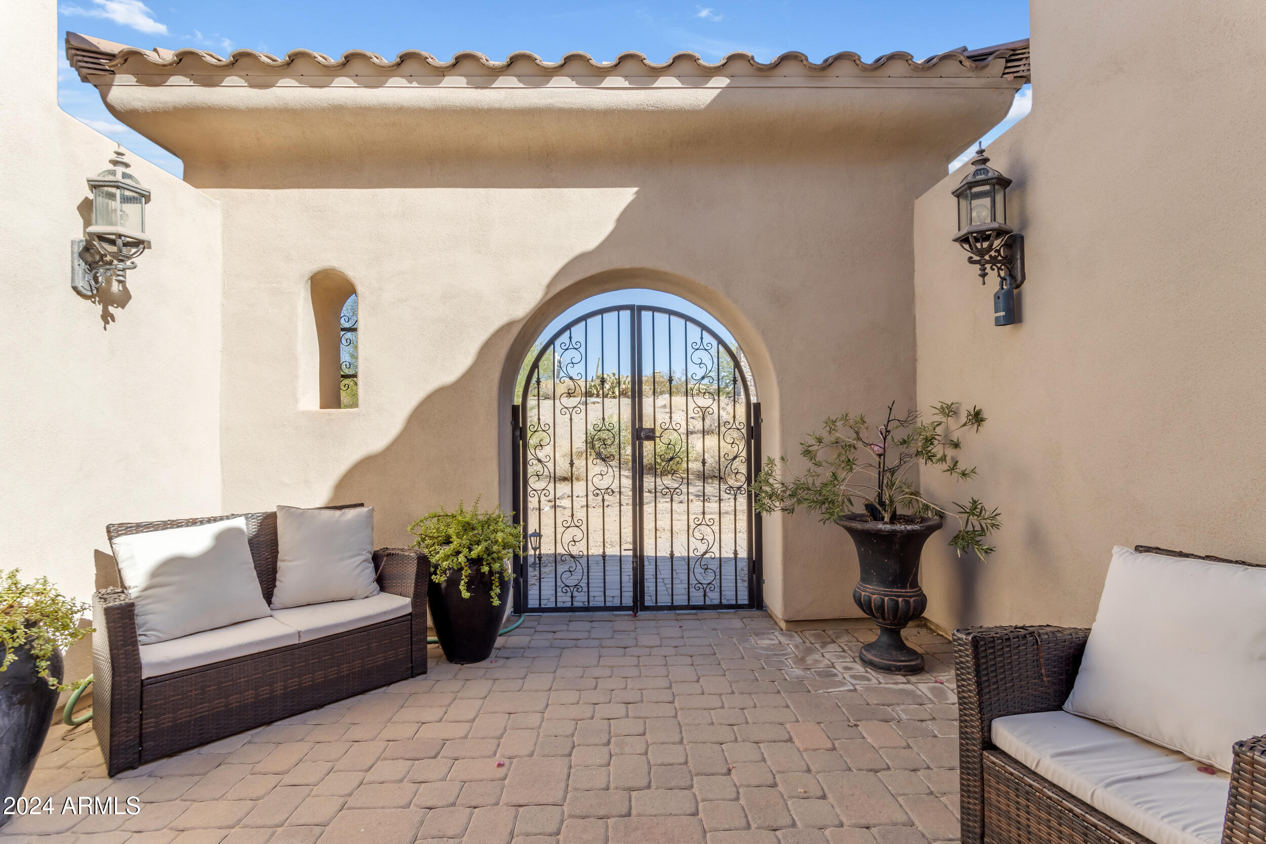 8724 E REGINA Circle