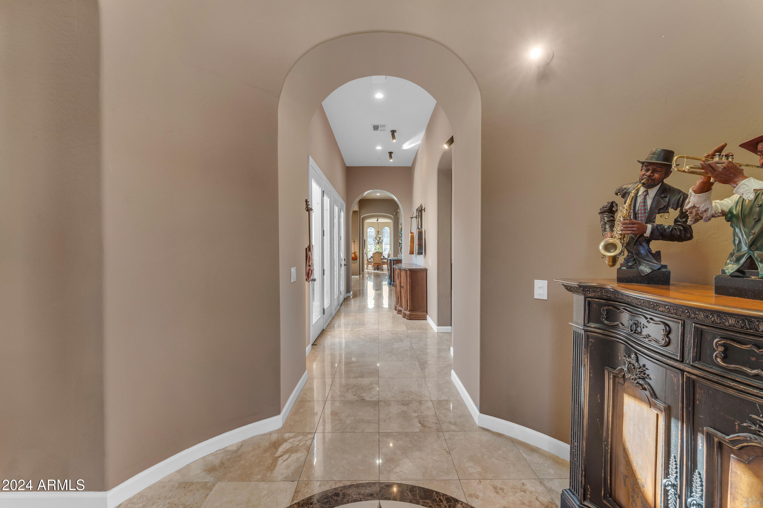 8724 E REGINA Circle