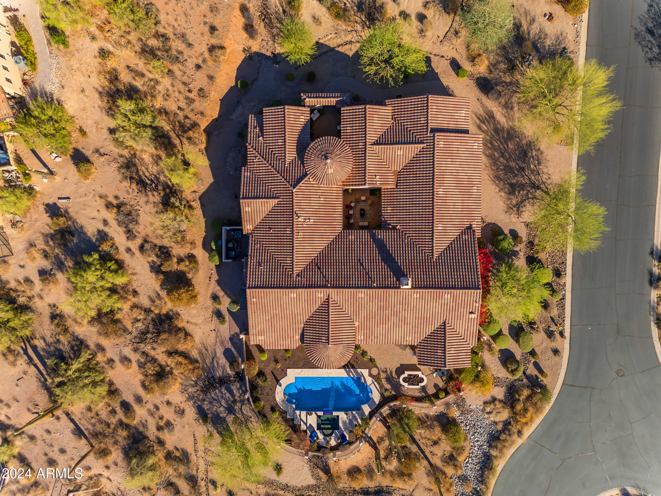 8724 E REGINA Circle