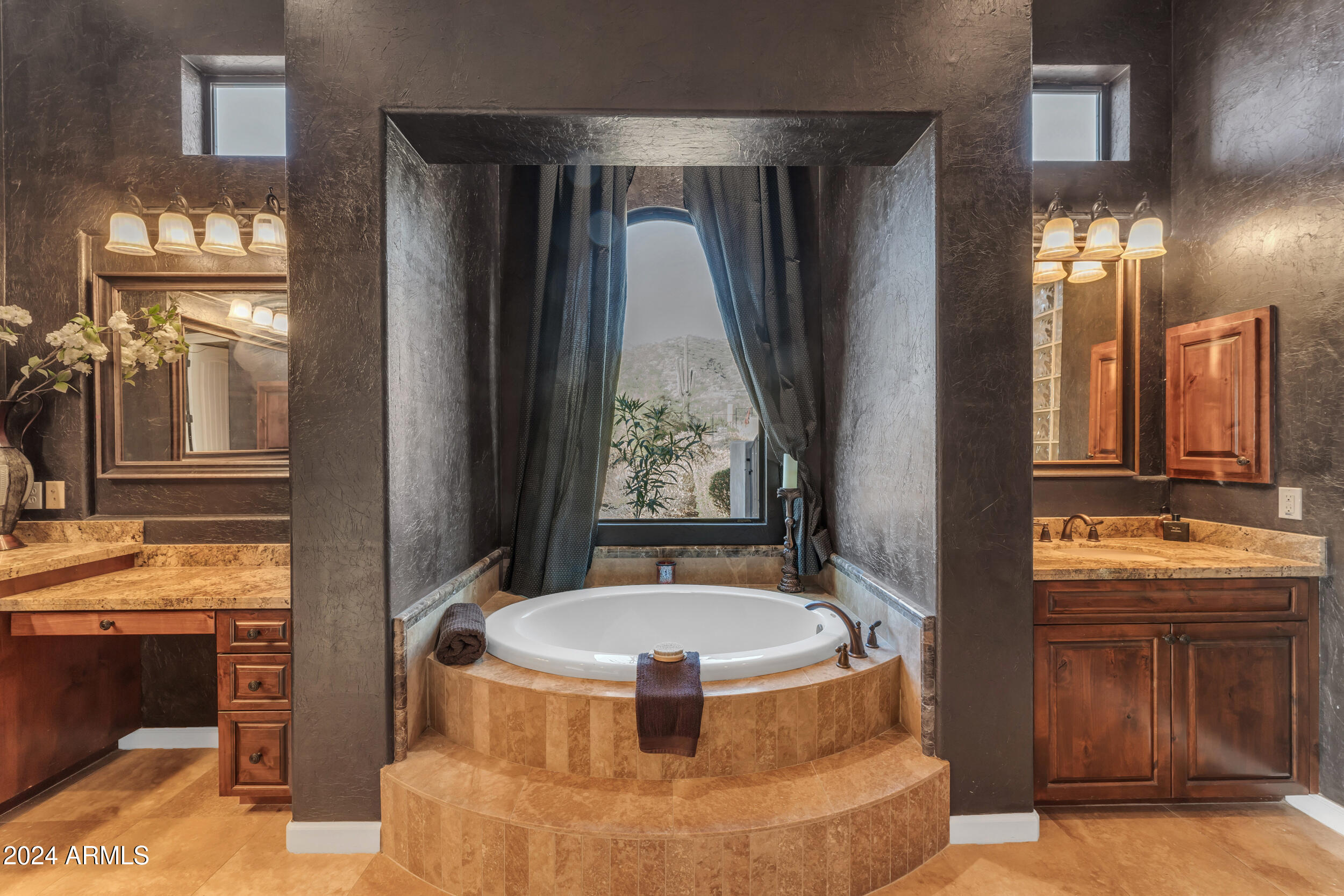 8724 E REGINA Circle