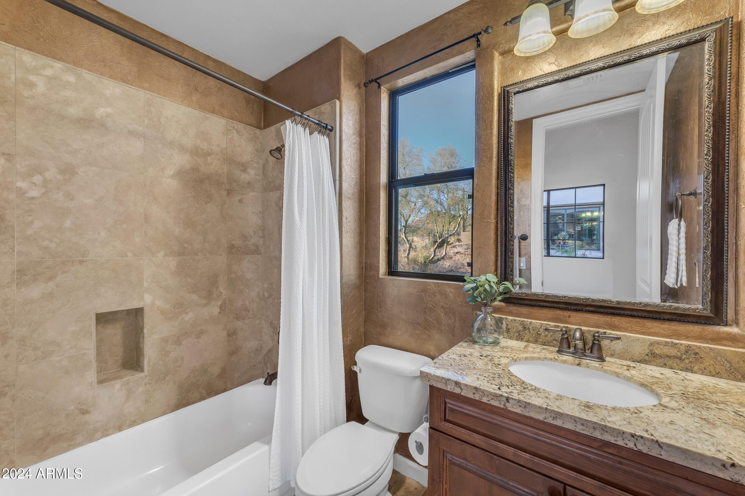 8724 E REGINA Circle