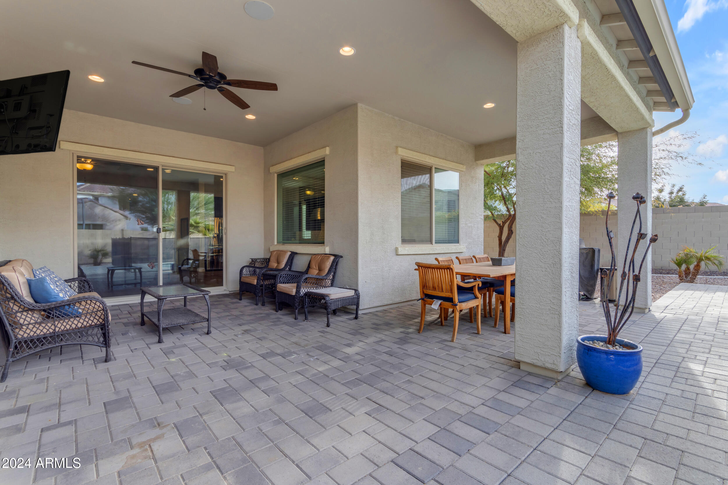 931 E HOLLAND PARK Drive