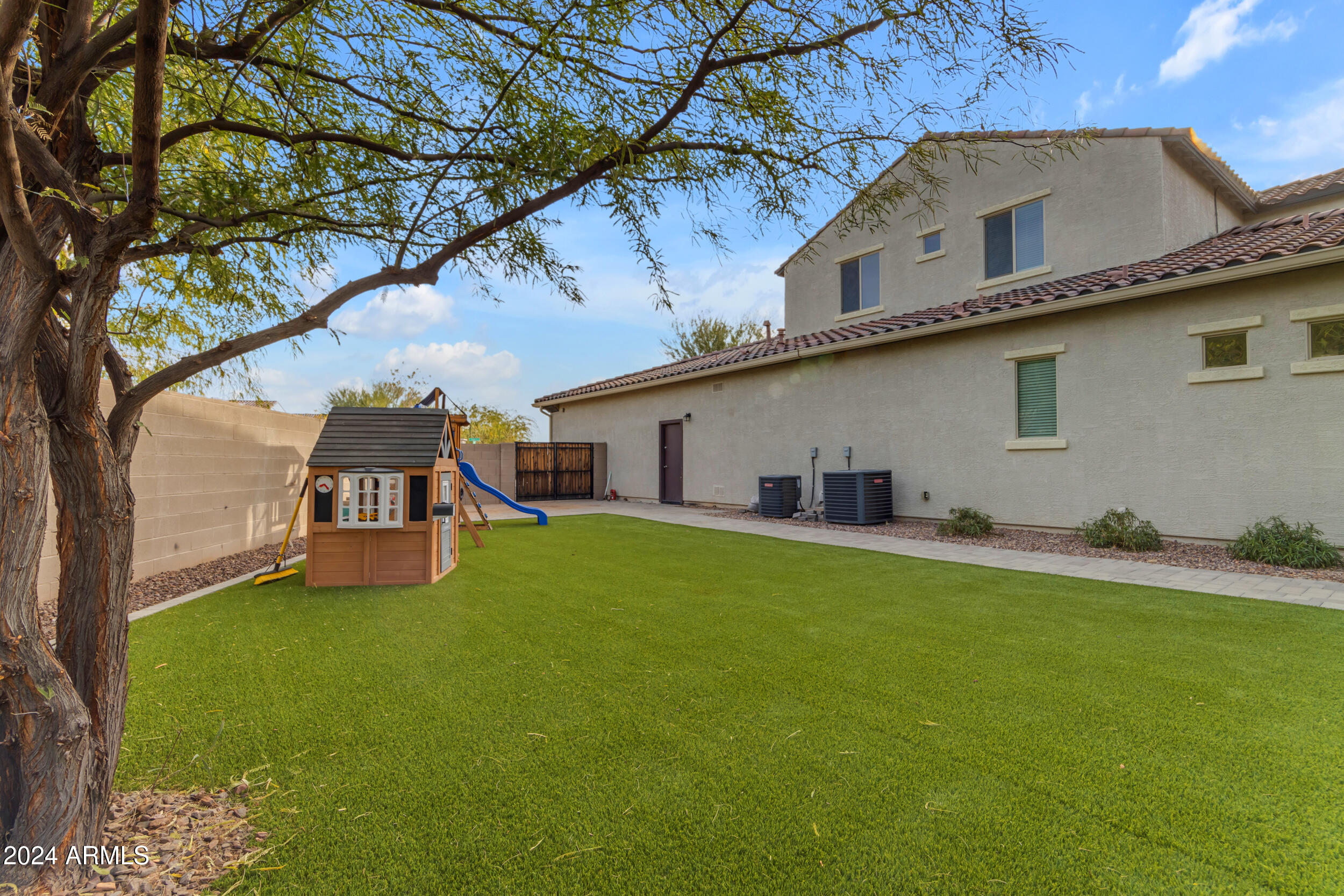 931 E HOLLAND PARK Drive