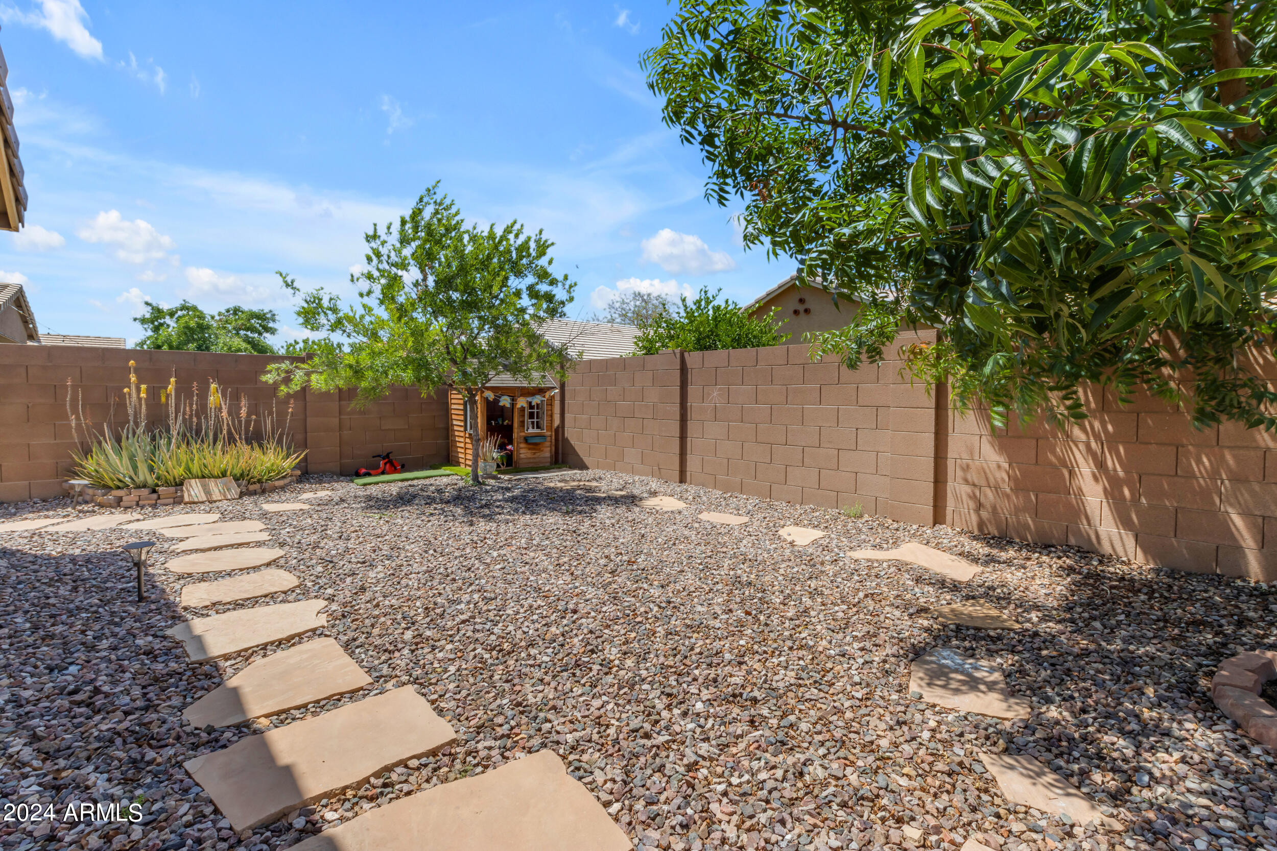 2218 E GILLCREST Road