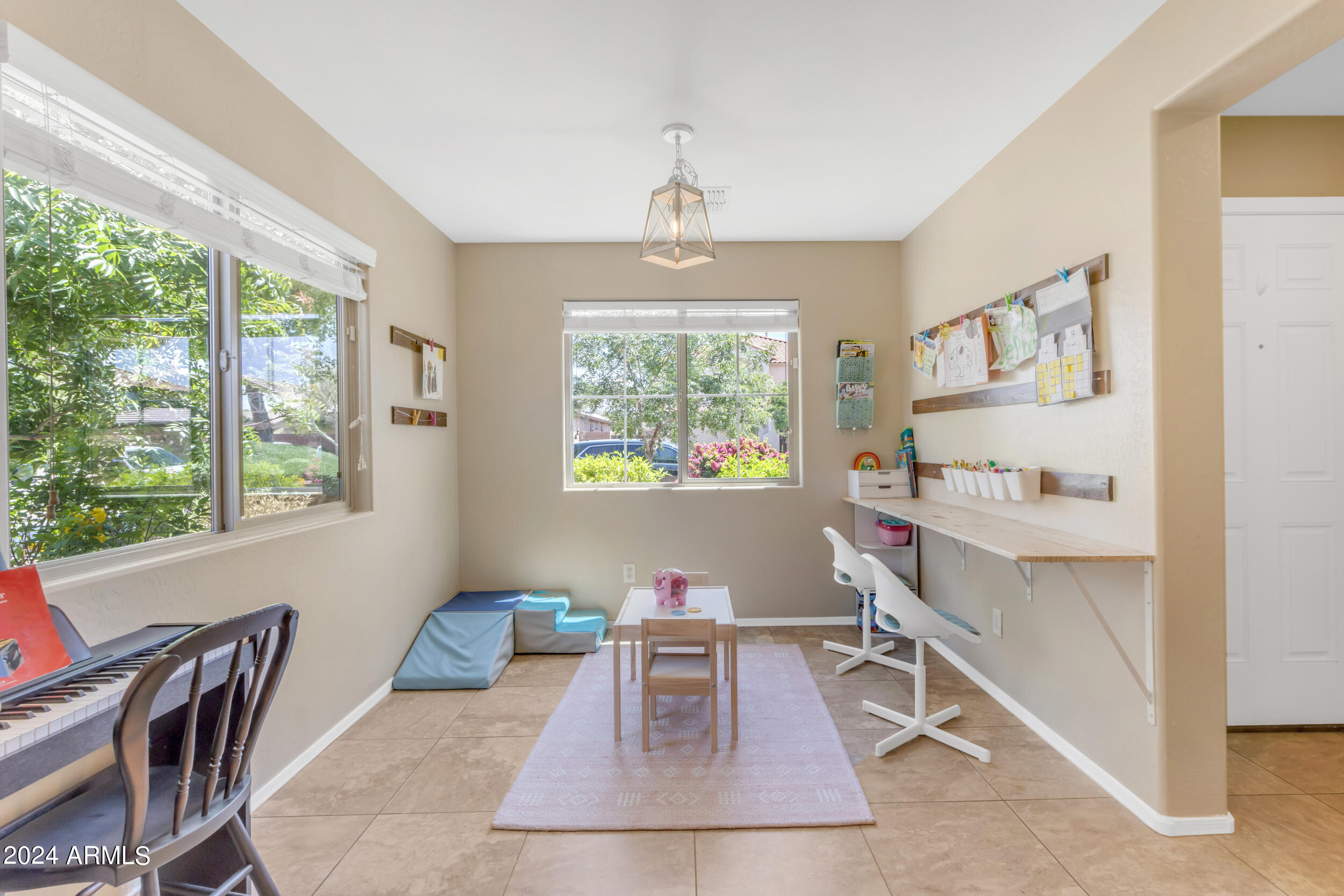 2218 E GILLCREST Road