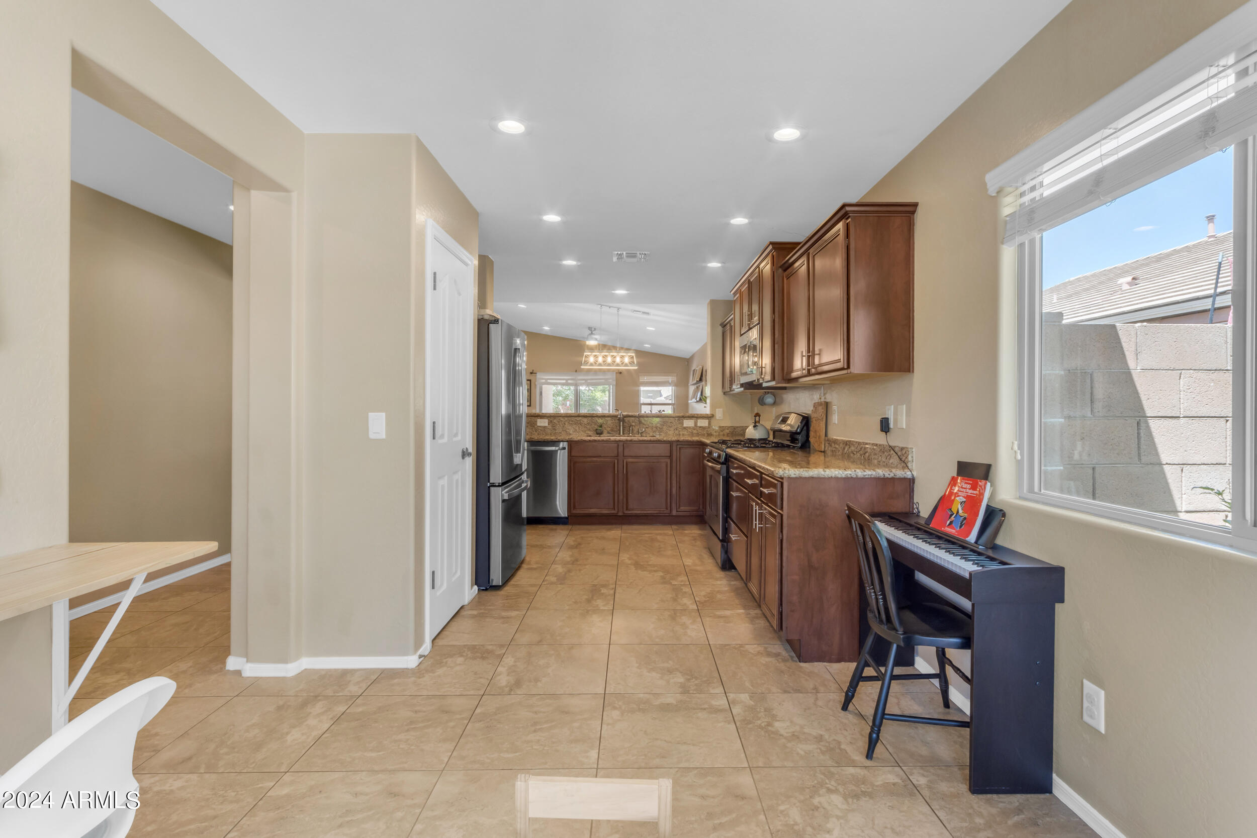 2218 E GILLCREST Road