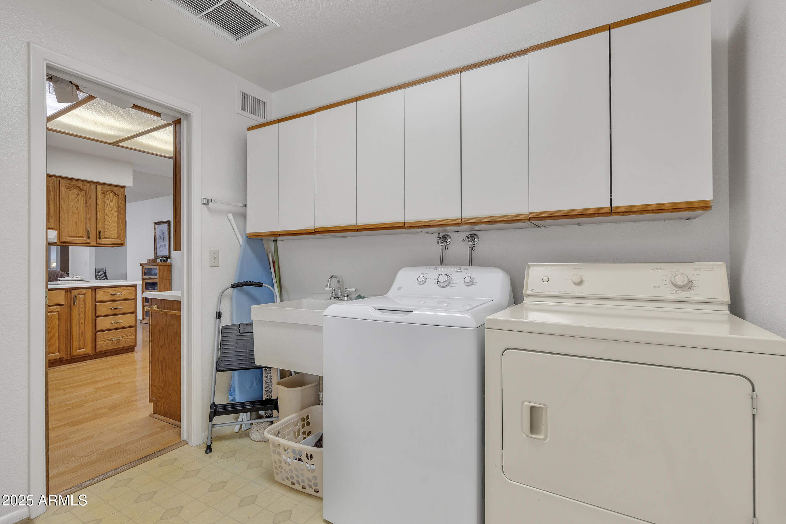 864 S ROANOKE Street