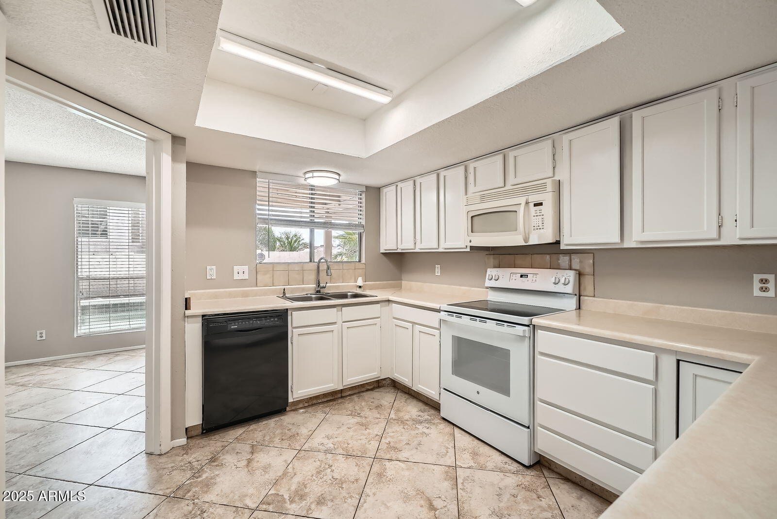 1227 W HIGHLAND Street